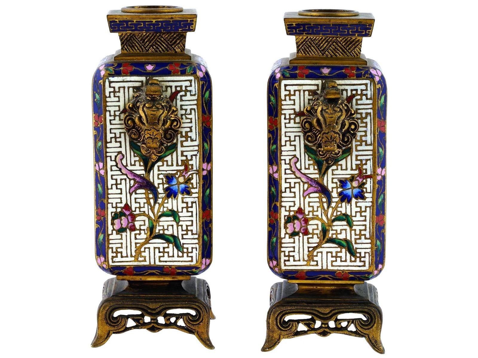 Paire d'exceptionnels vases anciens (fin du XIXe siècle) en bronze doré de style Chinoiserie avec de fins motifs de fleurs en émail cloisonné sur un fond géométrique avec des masques de lion stylisés sur les côtés et reposant sur des pieds ajourés. 