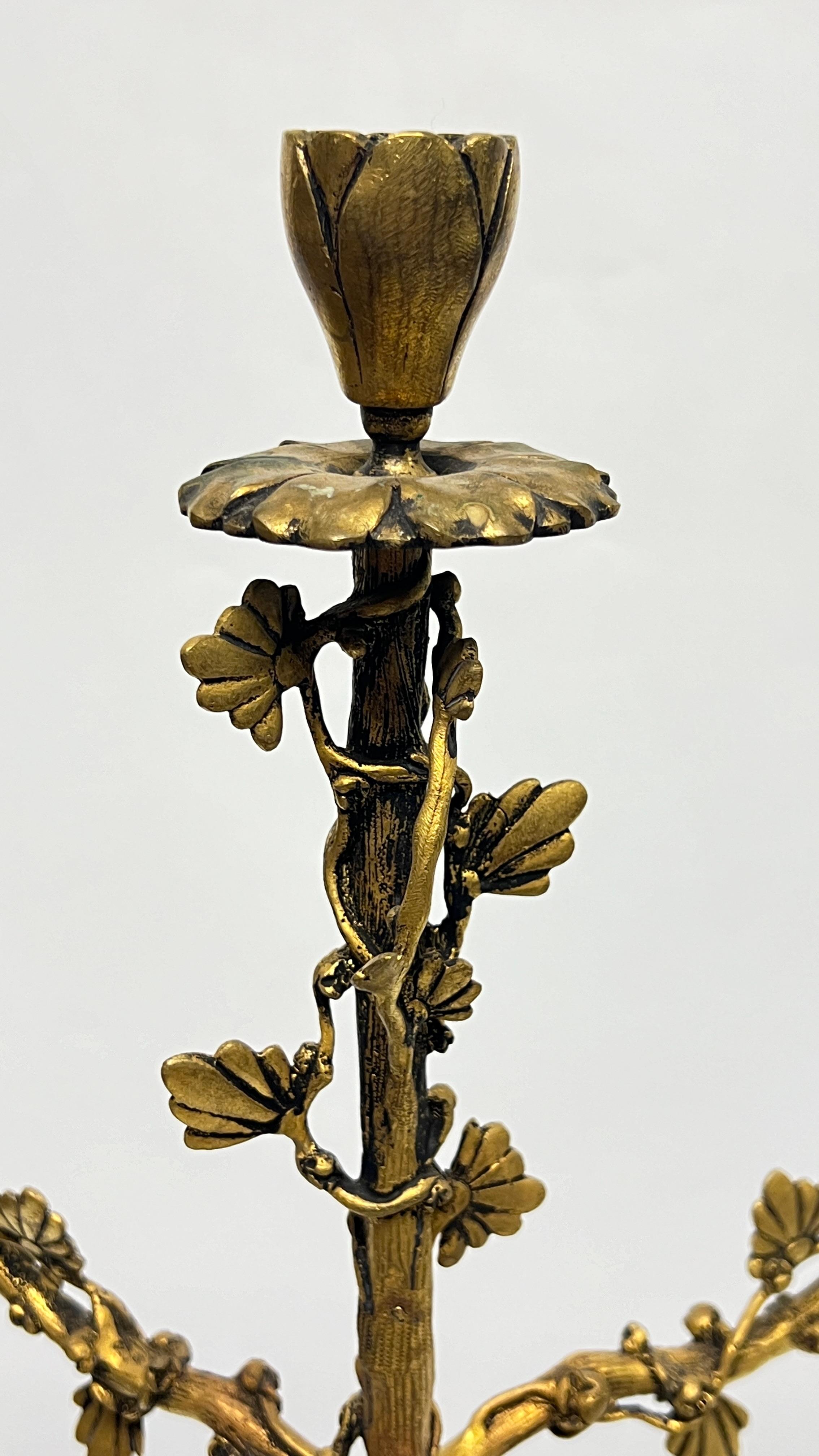 Coppia di candelabri francesi del XIX secolo in porcellana Chinoiserie e bronzo dorato in vendita 5