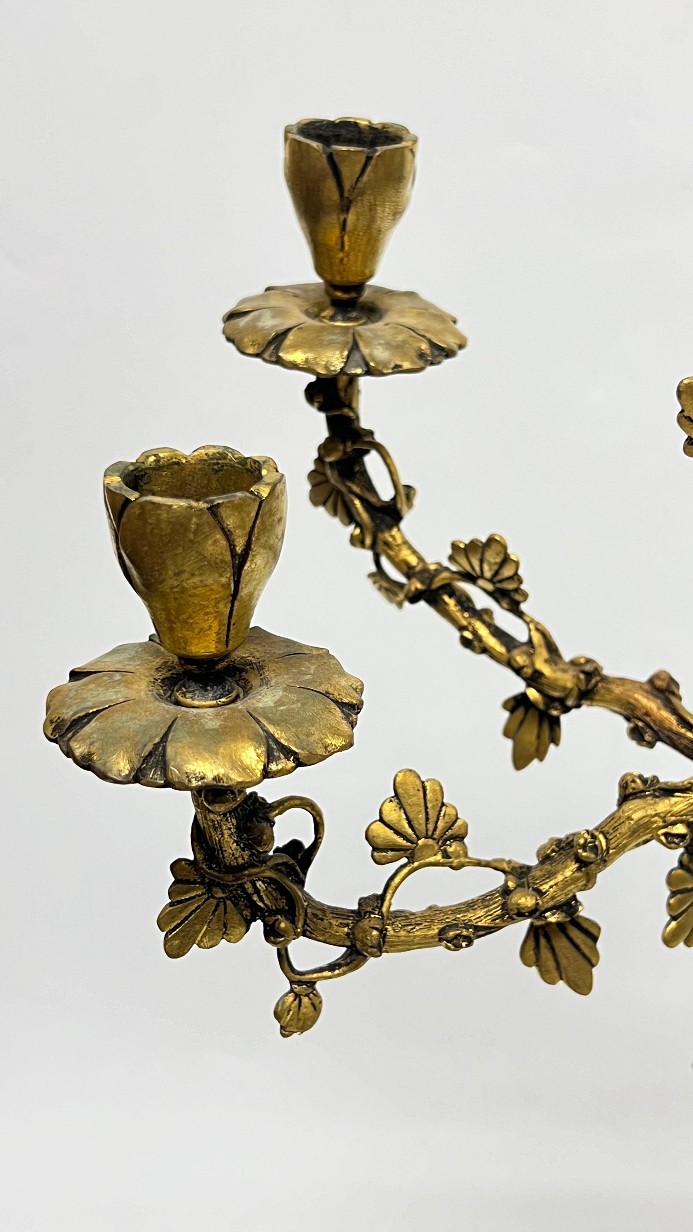 Coppia di candelabri francesi del XIX secolo in porcellana Chinoiserie e bronzo dorato in vendita 6