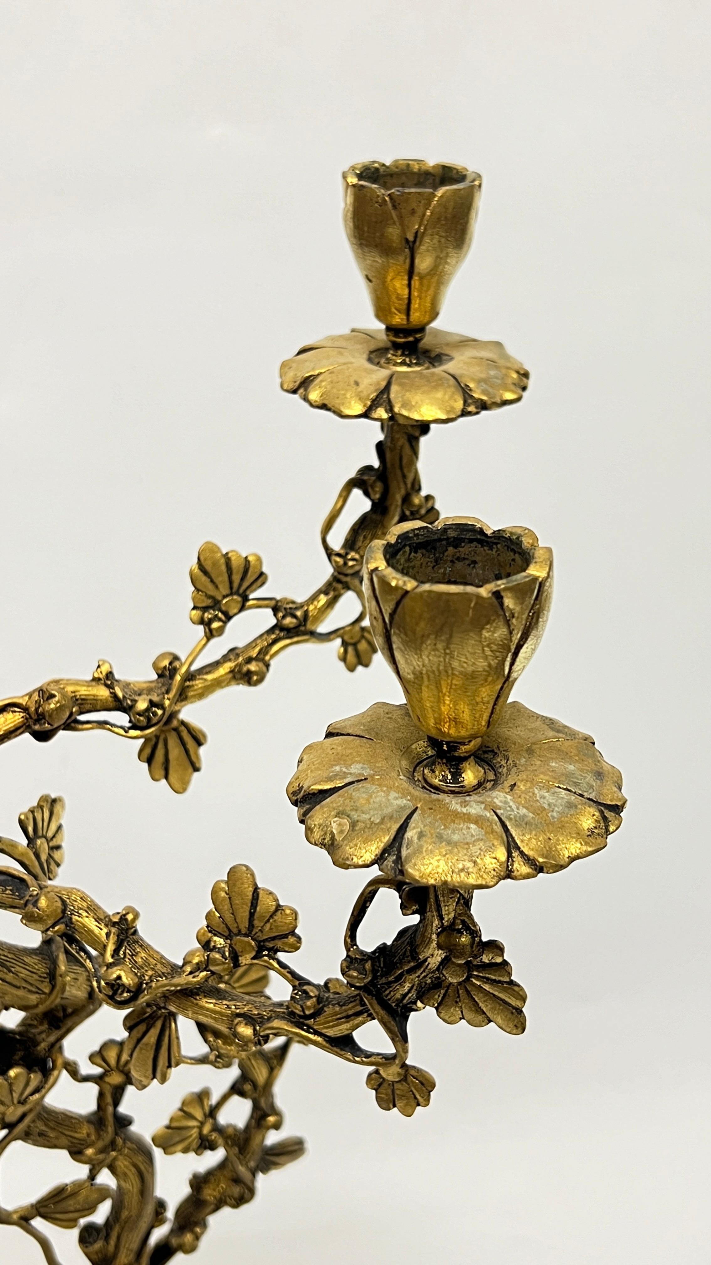 Coppia di candelabri francesi del XIX secolo in porcellana Chinoiserie e bronzo dorato in vendita 7