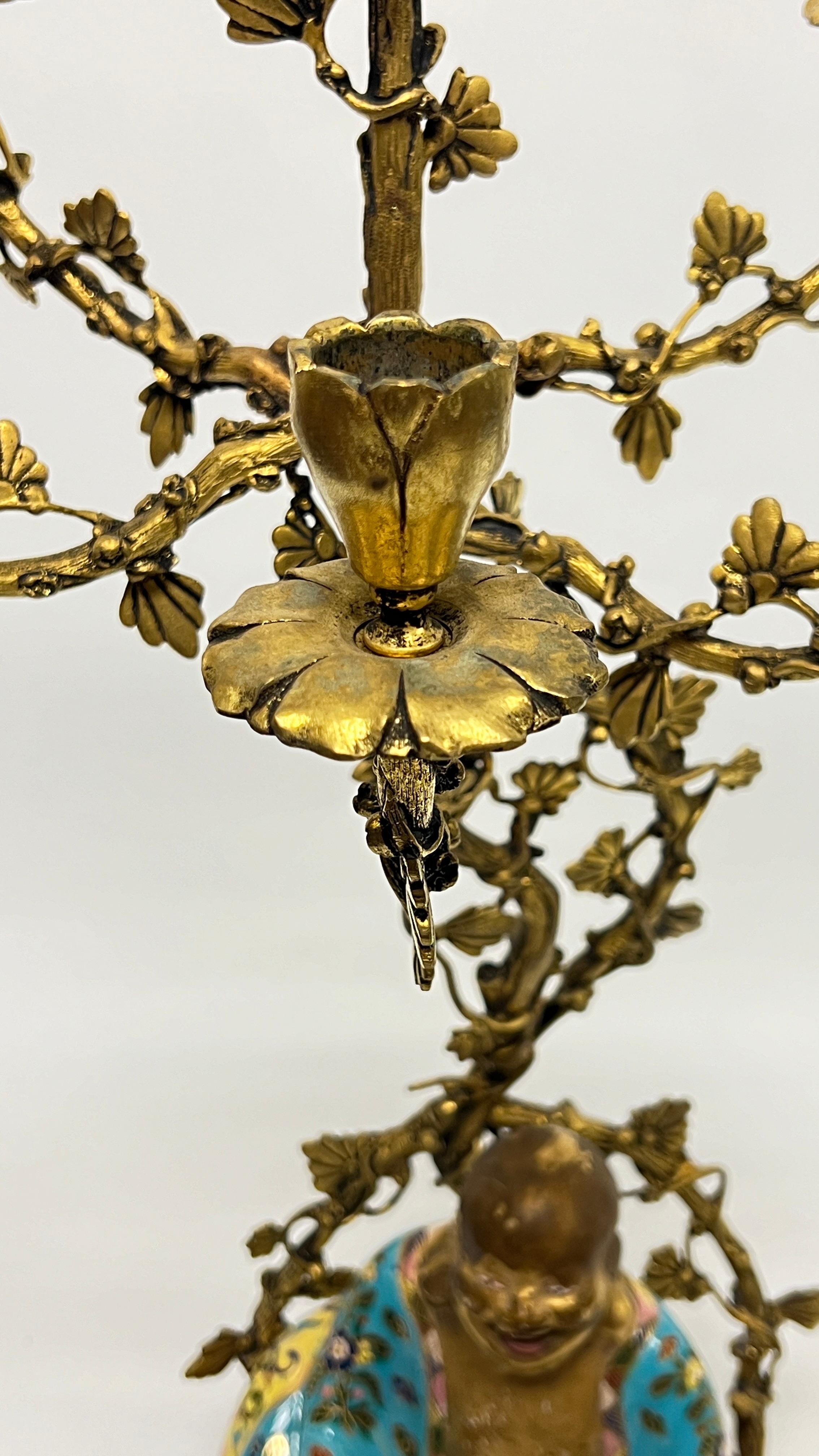 Coppia di candelabri francesi del XIX secolo in porcellana Chinoiserie e bronzo dorato in vendita 8