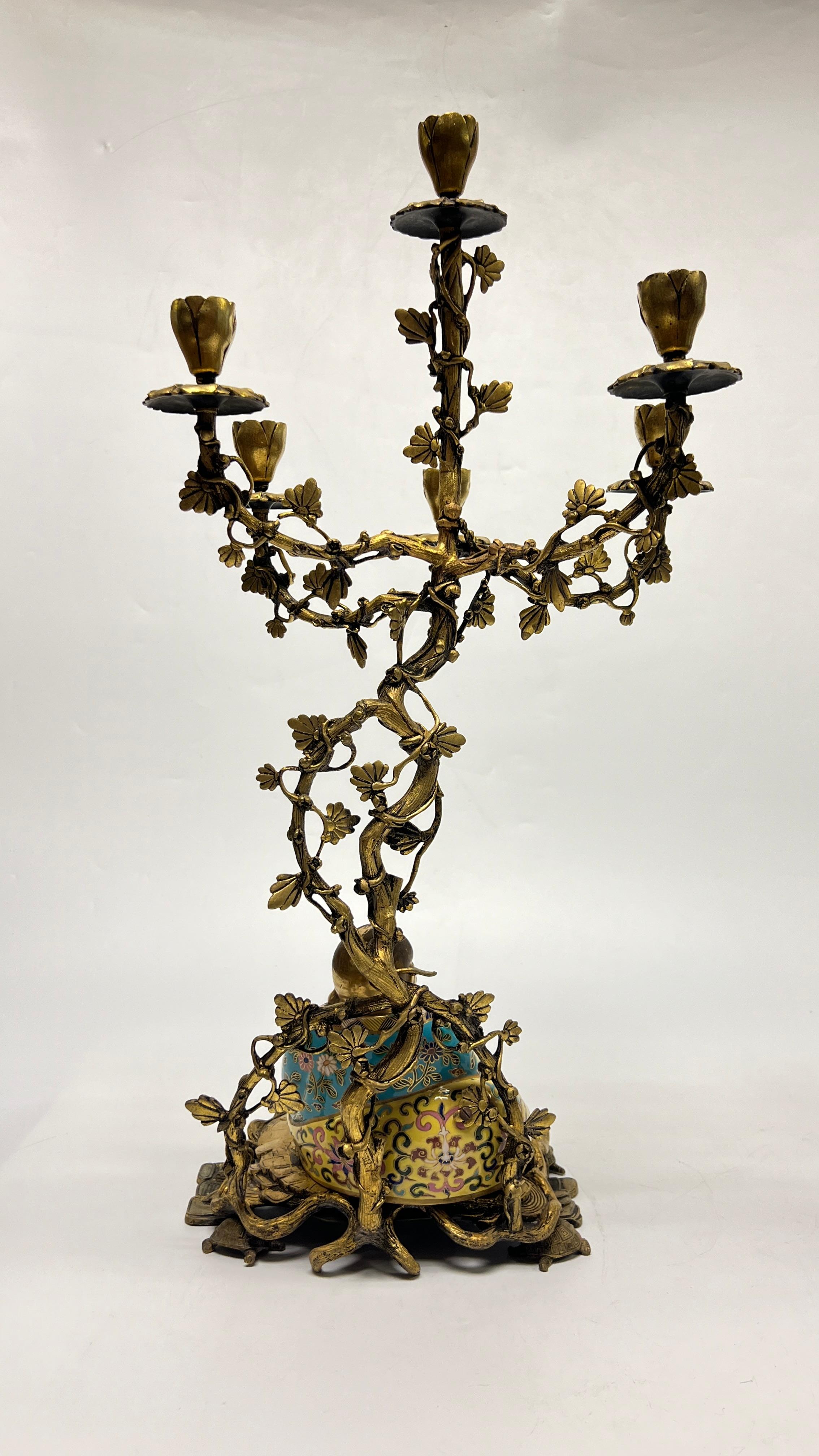 Coppia di candelabri francesi del XIX secolo in porcellana Chinoiserie e bronzo dorato in vendita 12