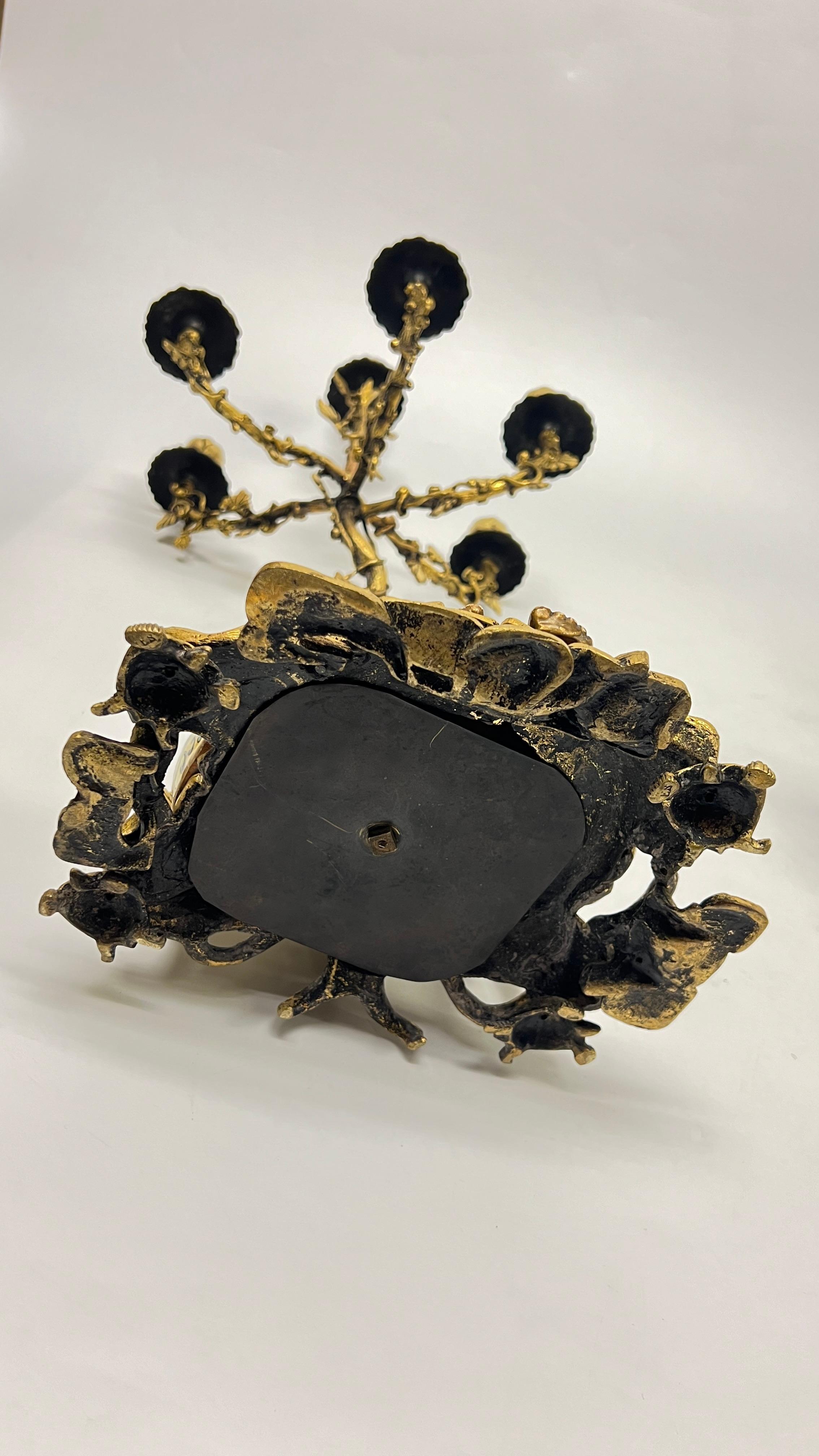 Coppia di candelabri antichi (fine XIX secolo) in bronzo dorato francese in stile Chinoiserie, con figure in porcellana policroma di Buddha seduto e sei bracci di candela.  Forse da Sansone di Parigi.