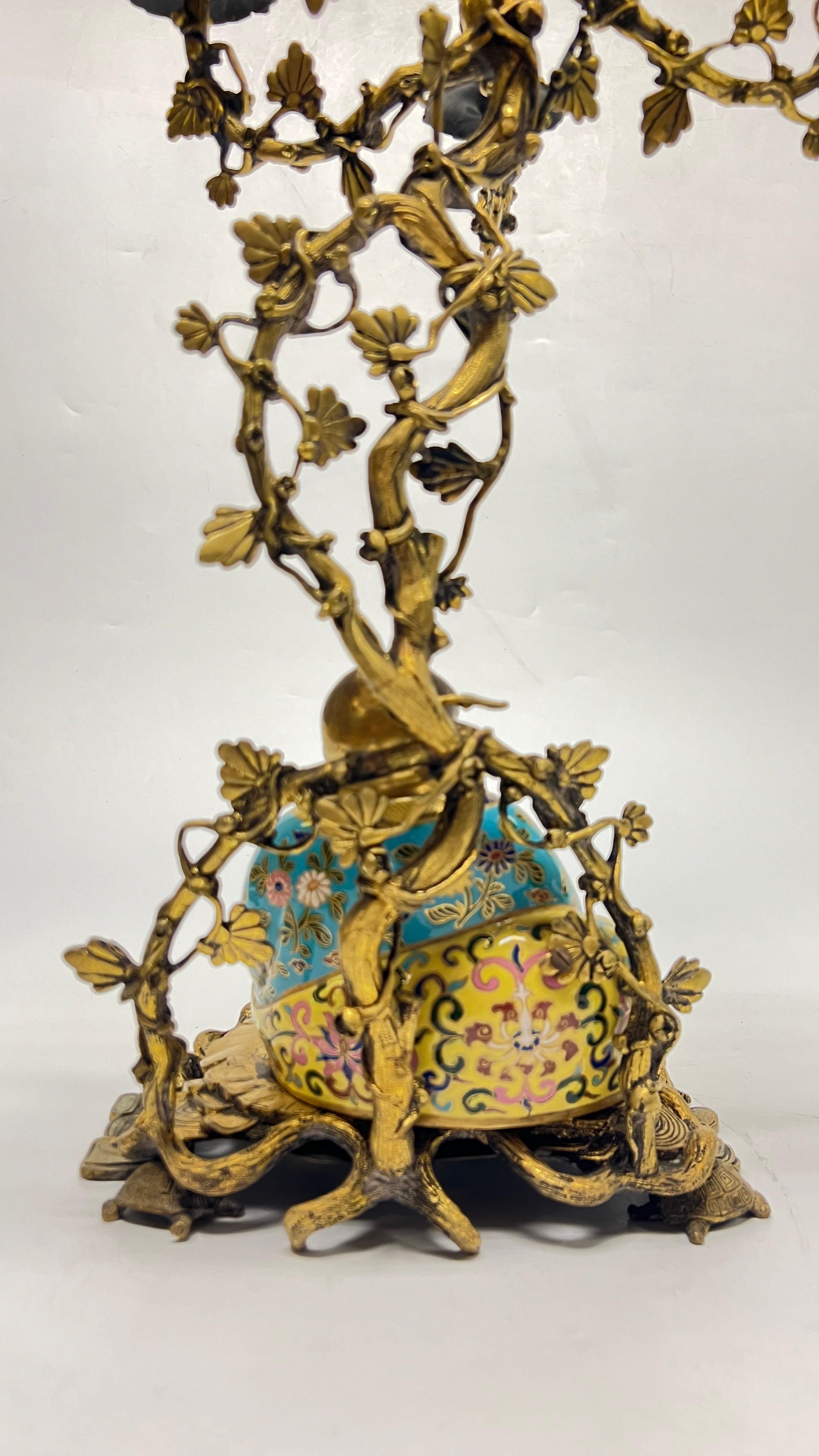 Coppia di candelabri francesi del XIX secolo in porcellana Chinoiserie e bronzo dorato in vendita 13