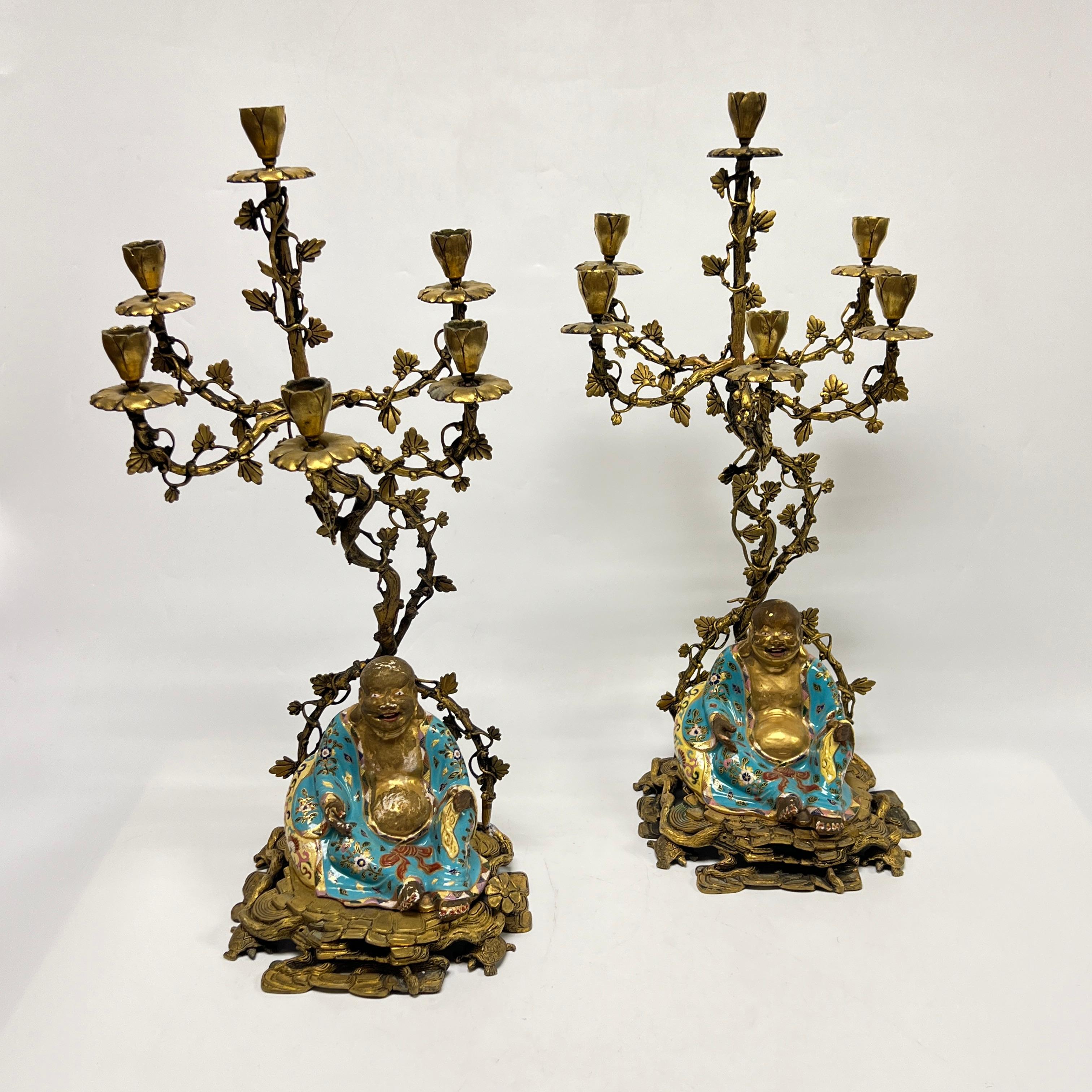 Cineserie Coppia di candelabri francesi del XIX secolo in porcellana Chinoiserie e bronzo dorato in vendita