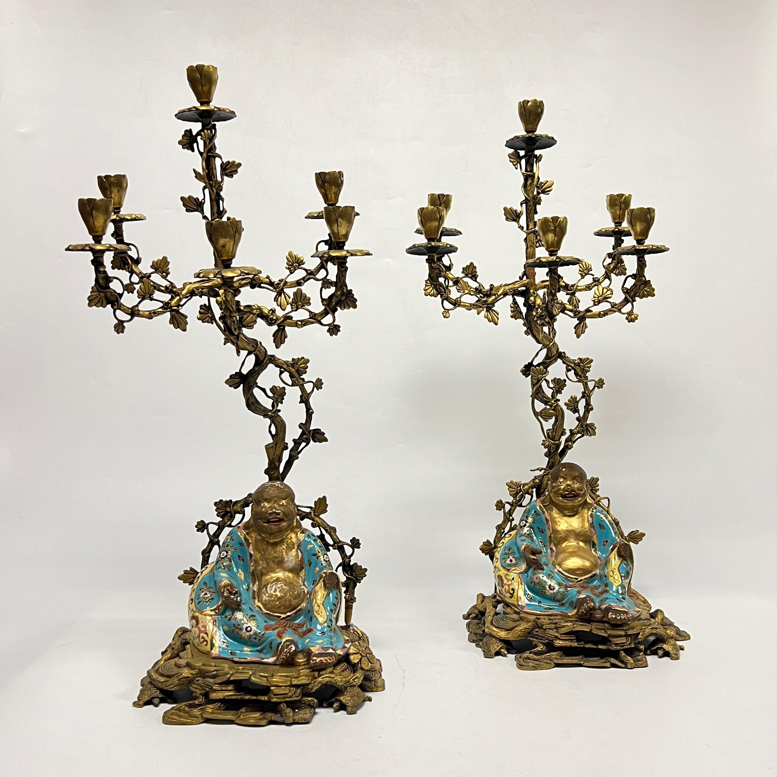 Francese Coppia di candelabri francesi del XIX secolo in porcellana Chinoiserie e bronzo dorato in vendita