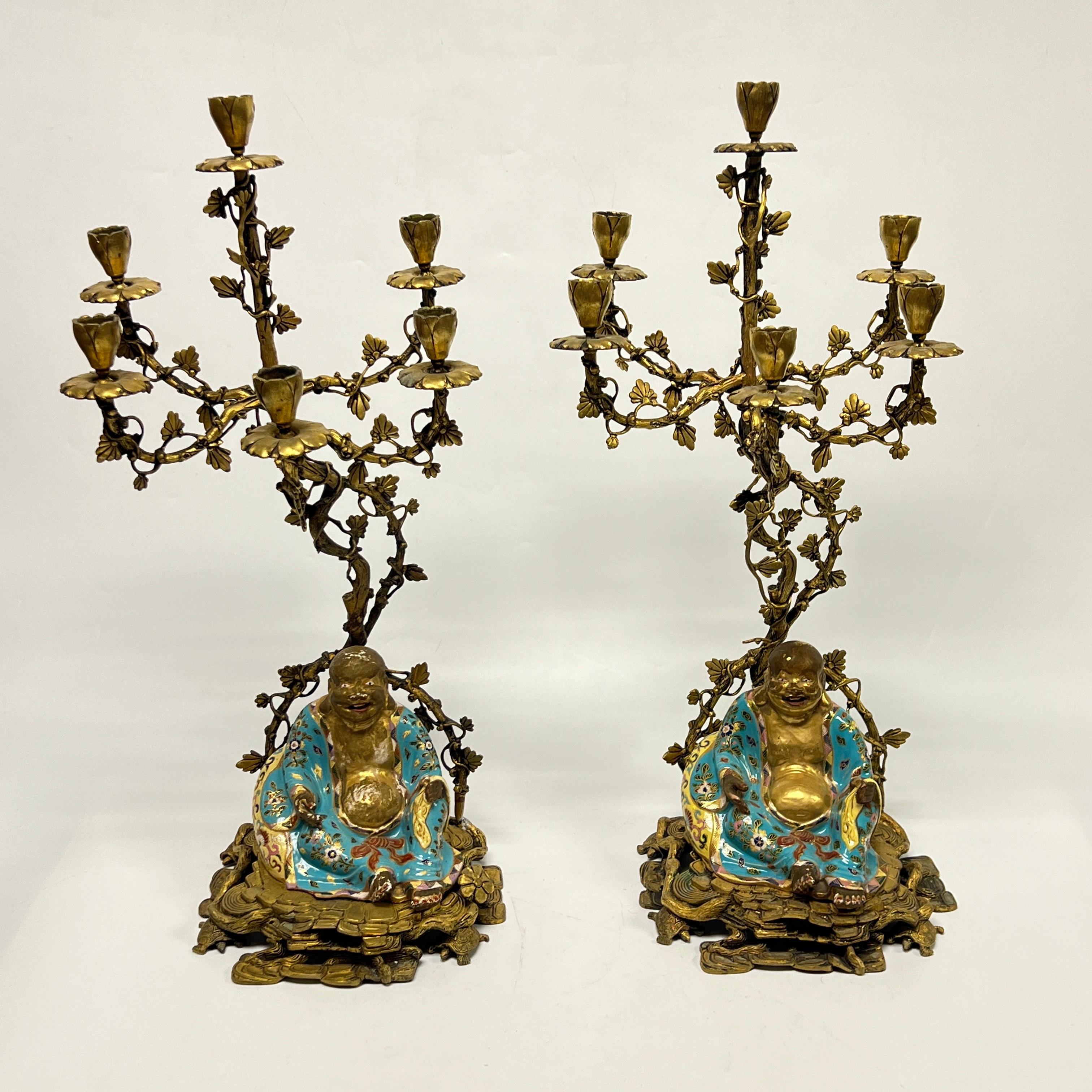 Dorato Coppia di candelabri francesi del XIX secolo in porcellana Chinoiserie e bronzo dorato in vendita