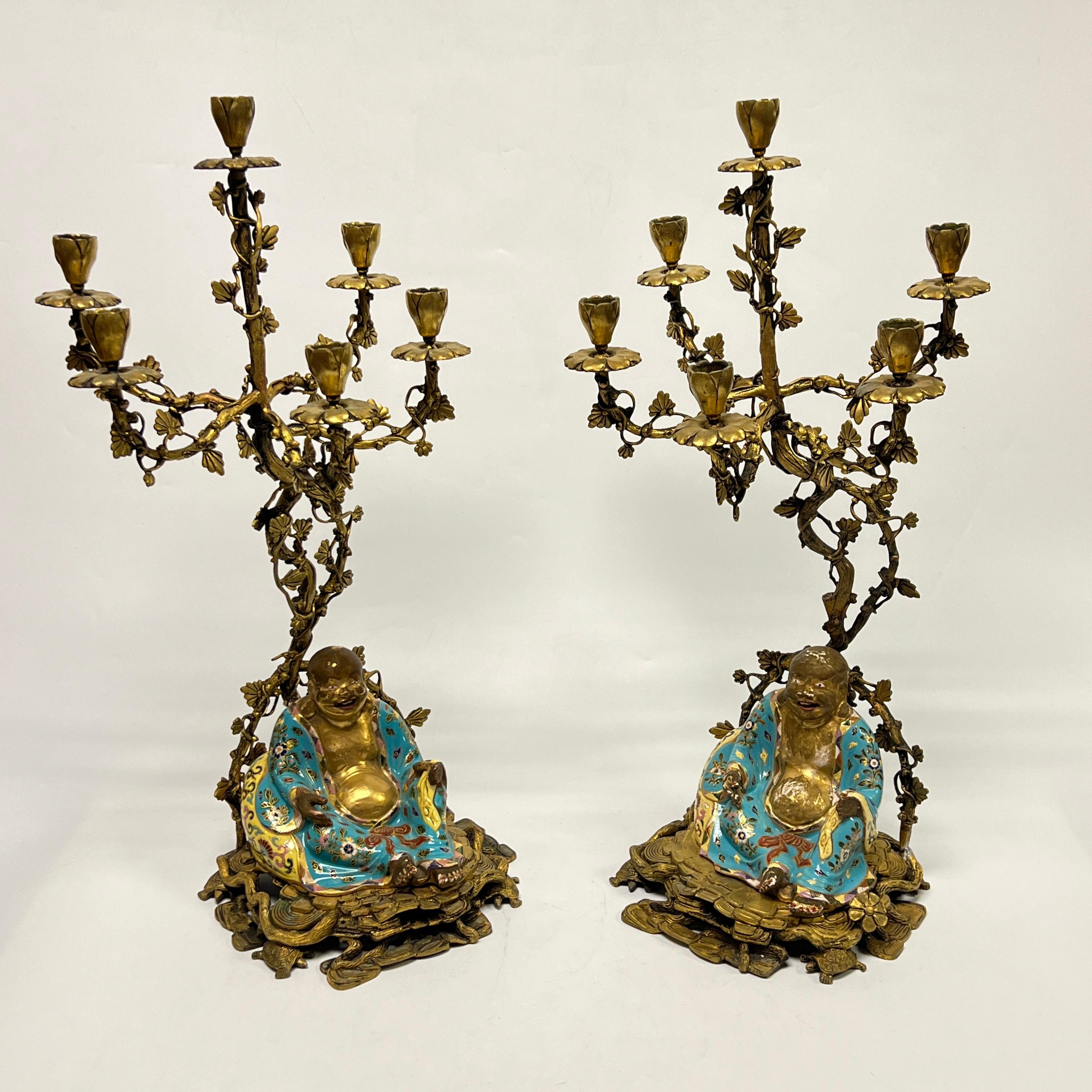 Coppia di candelabri francesi del XIX secolo in porcellana Chinoiserie e bronzo dorato In condizioni buone in vendita a New York, NY