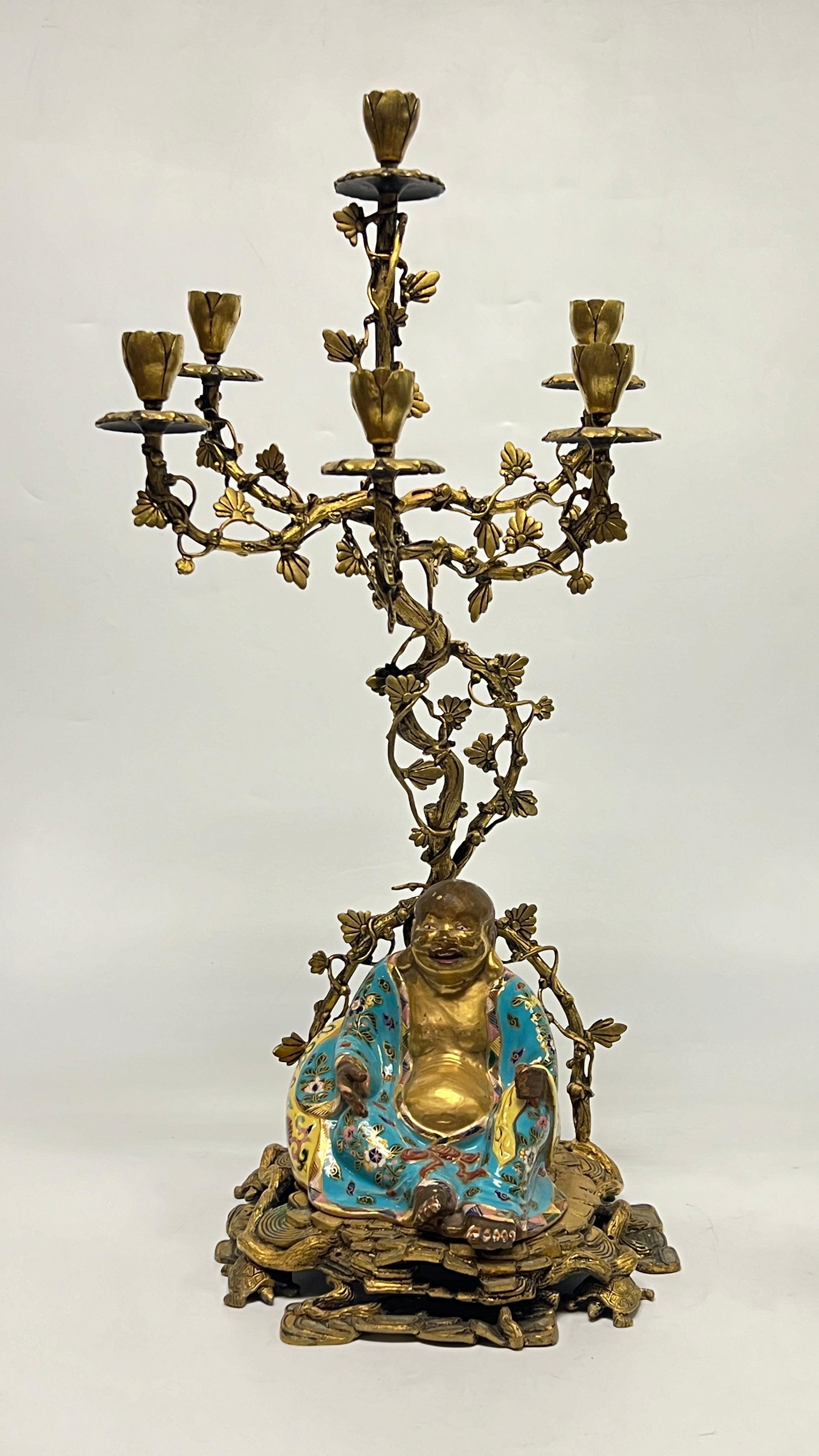 Coppia di candelabri francesi del XIX secolo in porcellana Chinoiserie e bronzo dorato in vendita 1