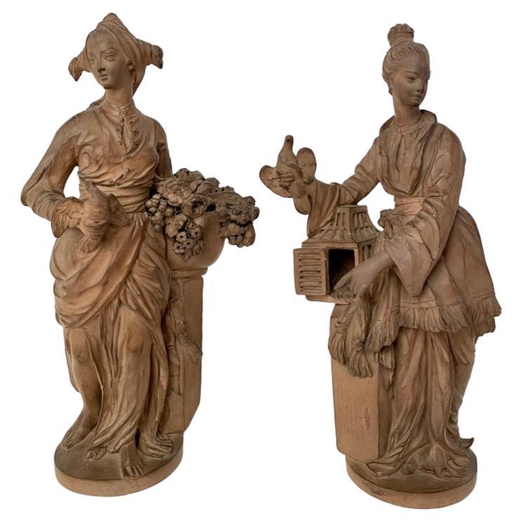 Paire de figurines féminines en terre cuite de Chinoiserie française du 19e siècle représentant des vendeurs d'oiseaux