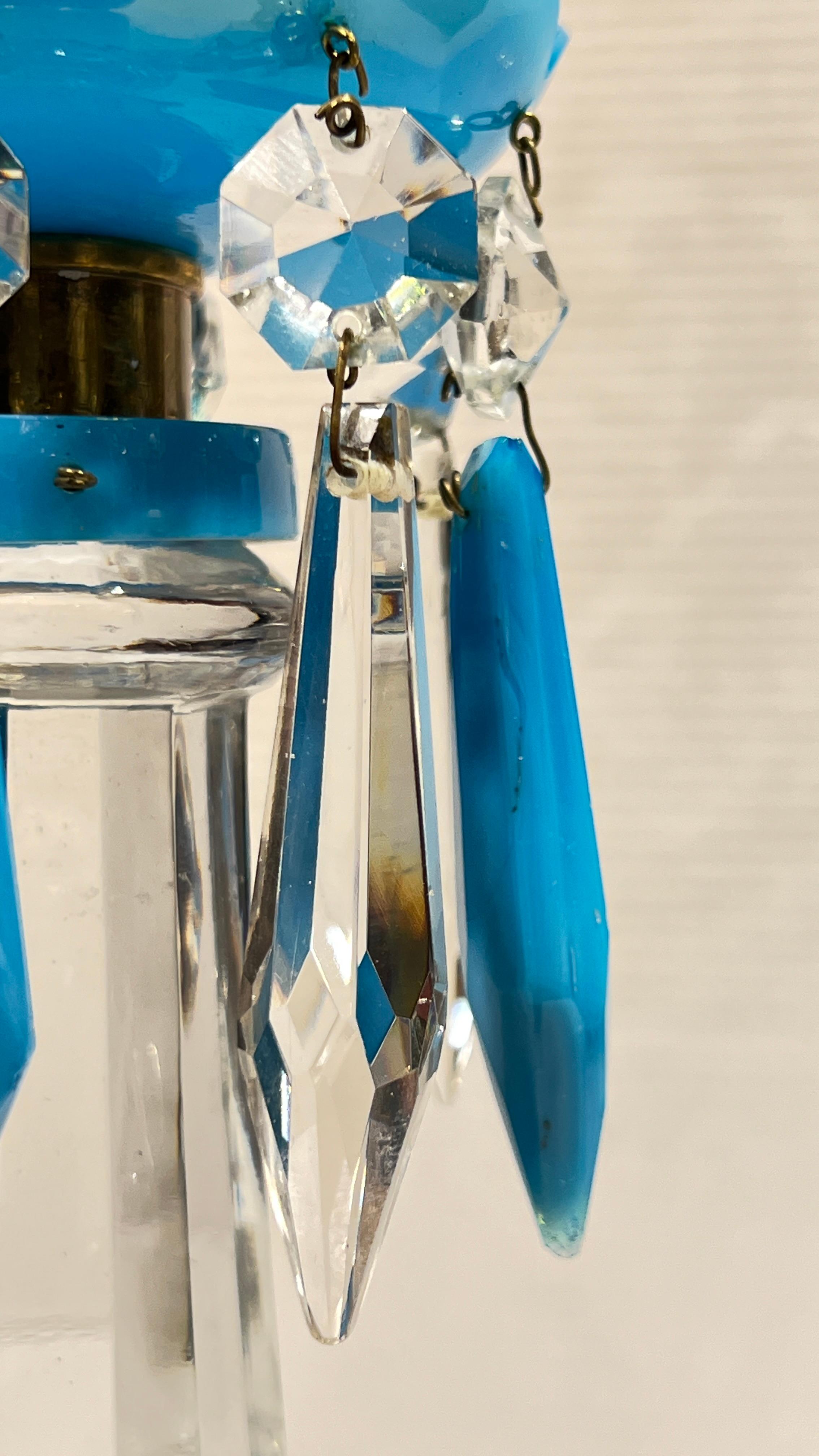 Coppia di candelabri in cristallo e opalino blu del XIX secolo in vendita 4