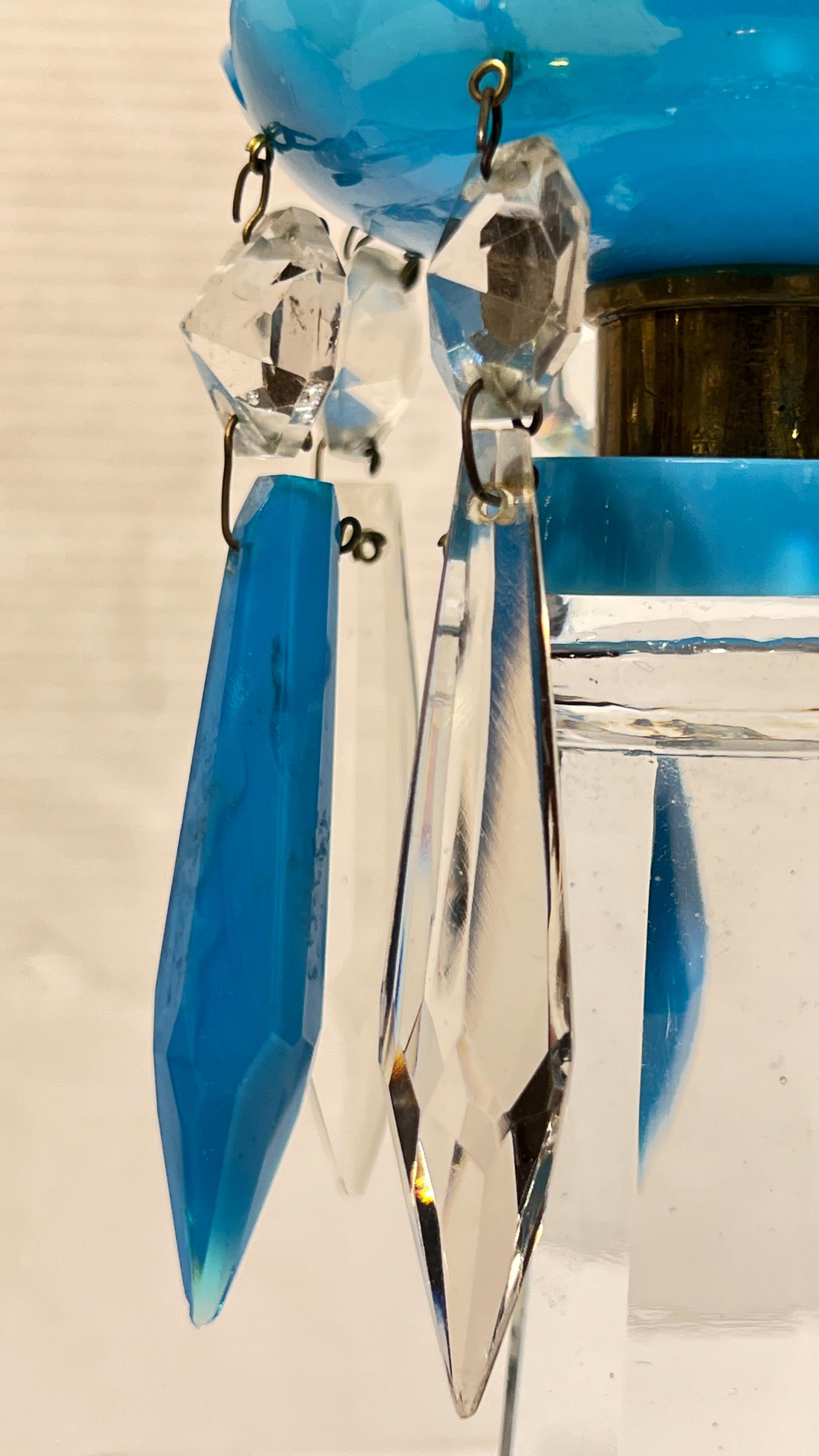 Coppia di candelabri in cristallo e opalino blu del XIX secolo in vendita 5