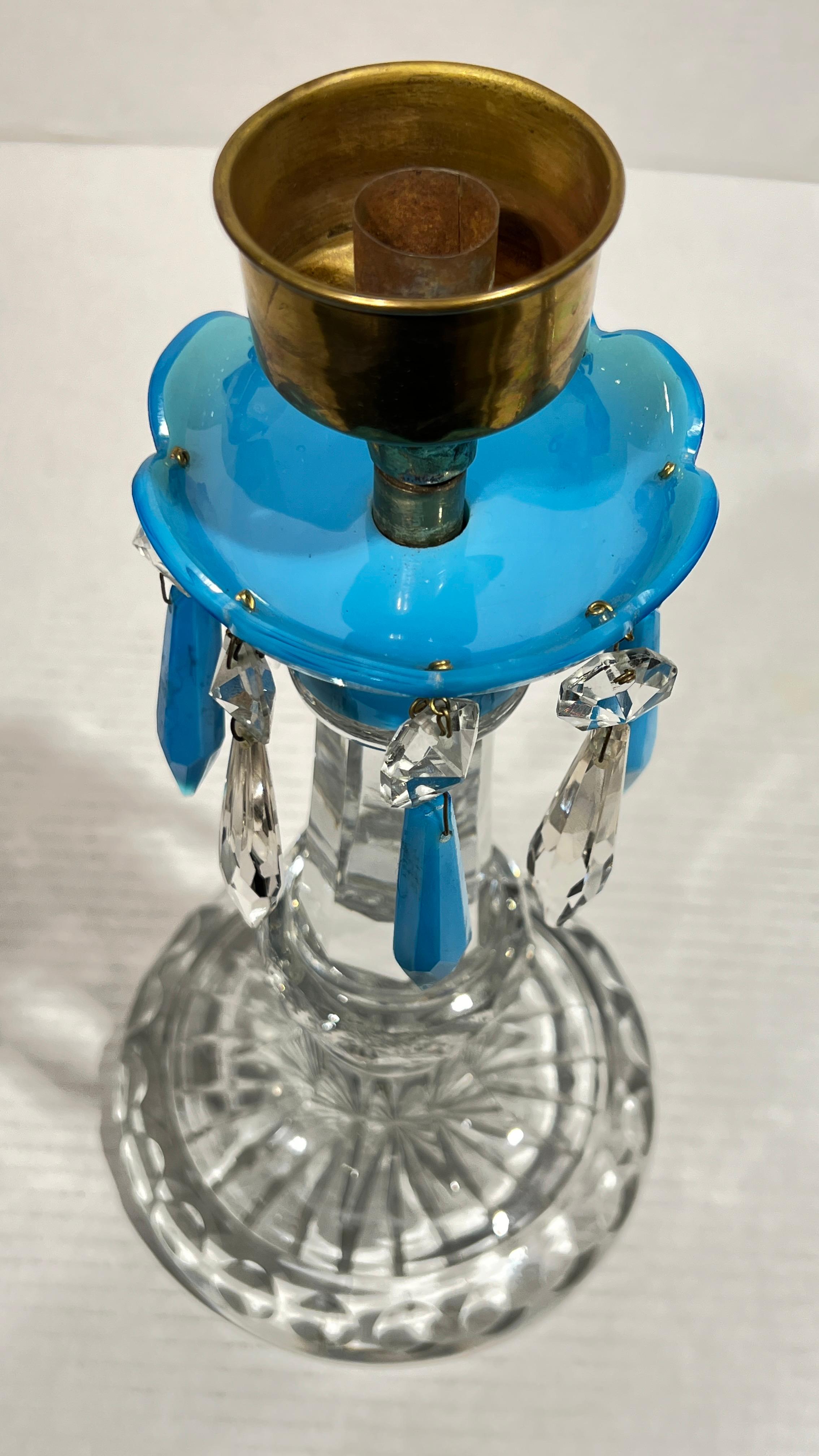 Coppia di candelabri in cristallo e opalino blu del XIX secolo in vendita 8