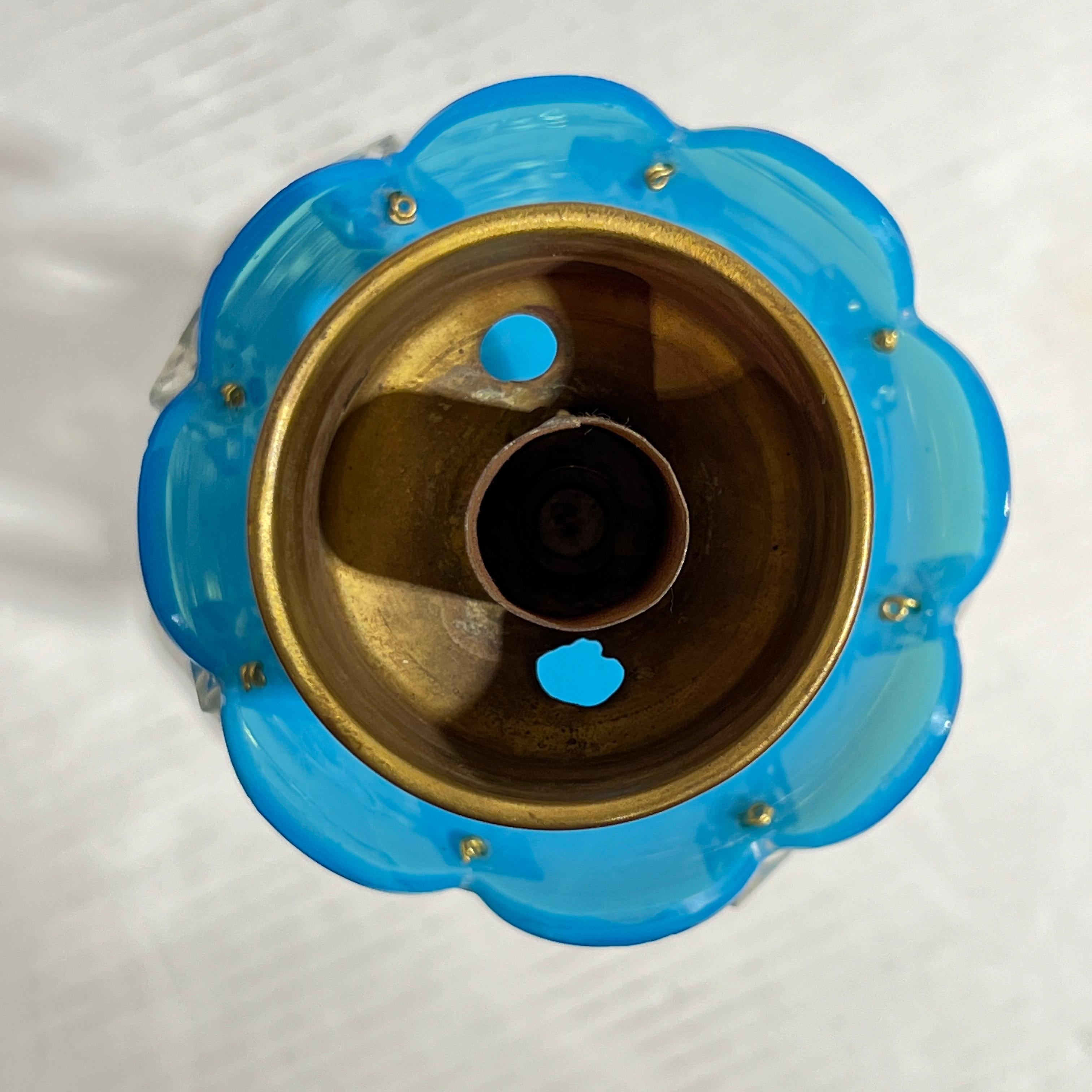 Coppia di candelabri in cristallo e opalino blu del XIX secolo in vendita 9