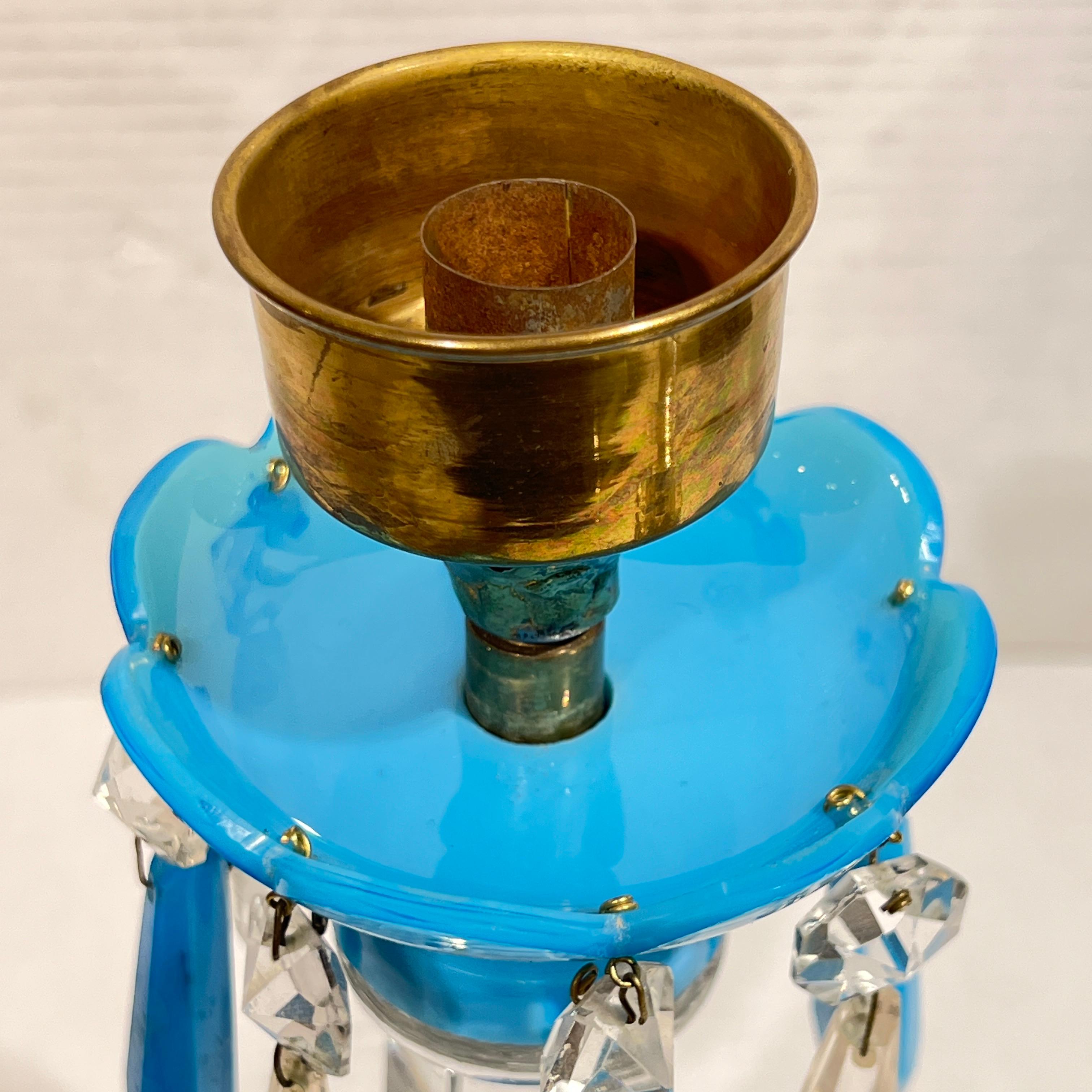 Coppia di candelabri in cristallo e opalino blu del XIX secolo in vendita 10
