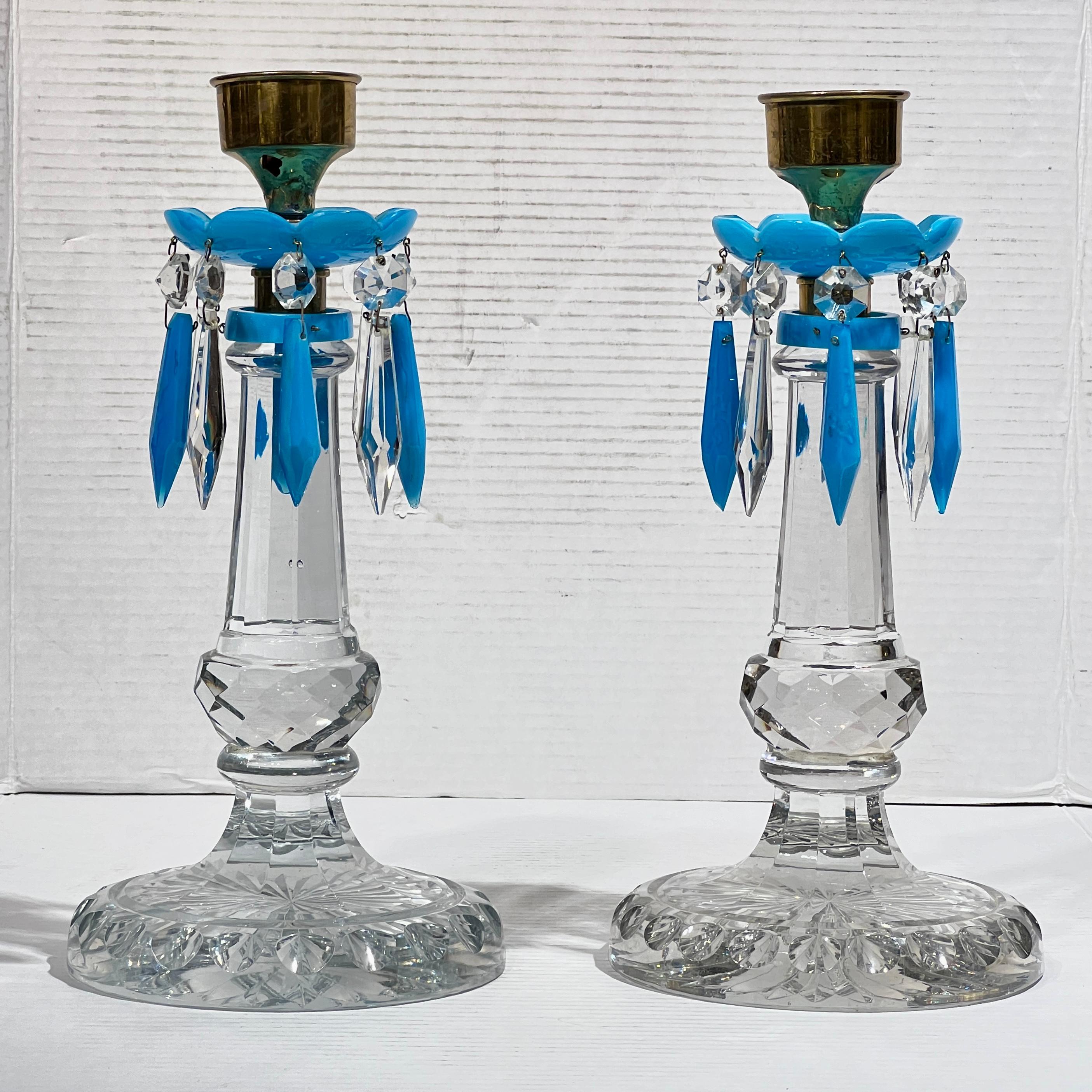 Bella coppia di candelieri antichi (fine del XIX secolo) finemente realizzati in cristallo tagliato con i suoi pendenti originali in cristallo chiaro e opalino blu sfaccettato e portacandele in ottone. 12 1/2 per 6 1/4 pollici.  Ognuno di essi è in