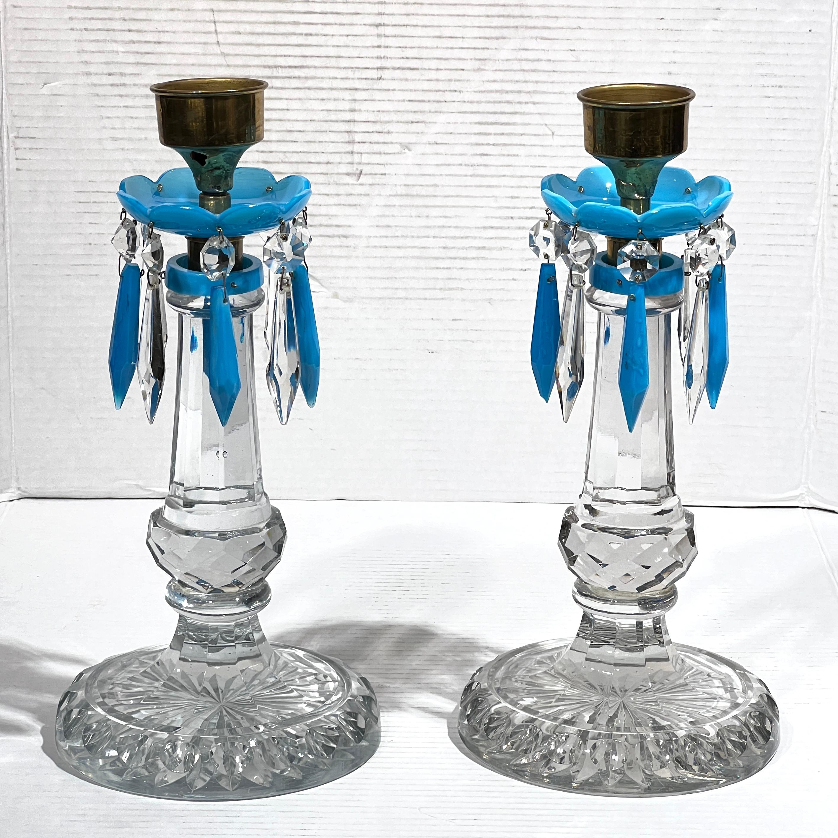 Belle Époque Coppia di candelabri in cristallo e opalino blu del XIX secolo in vendita