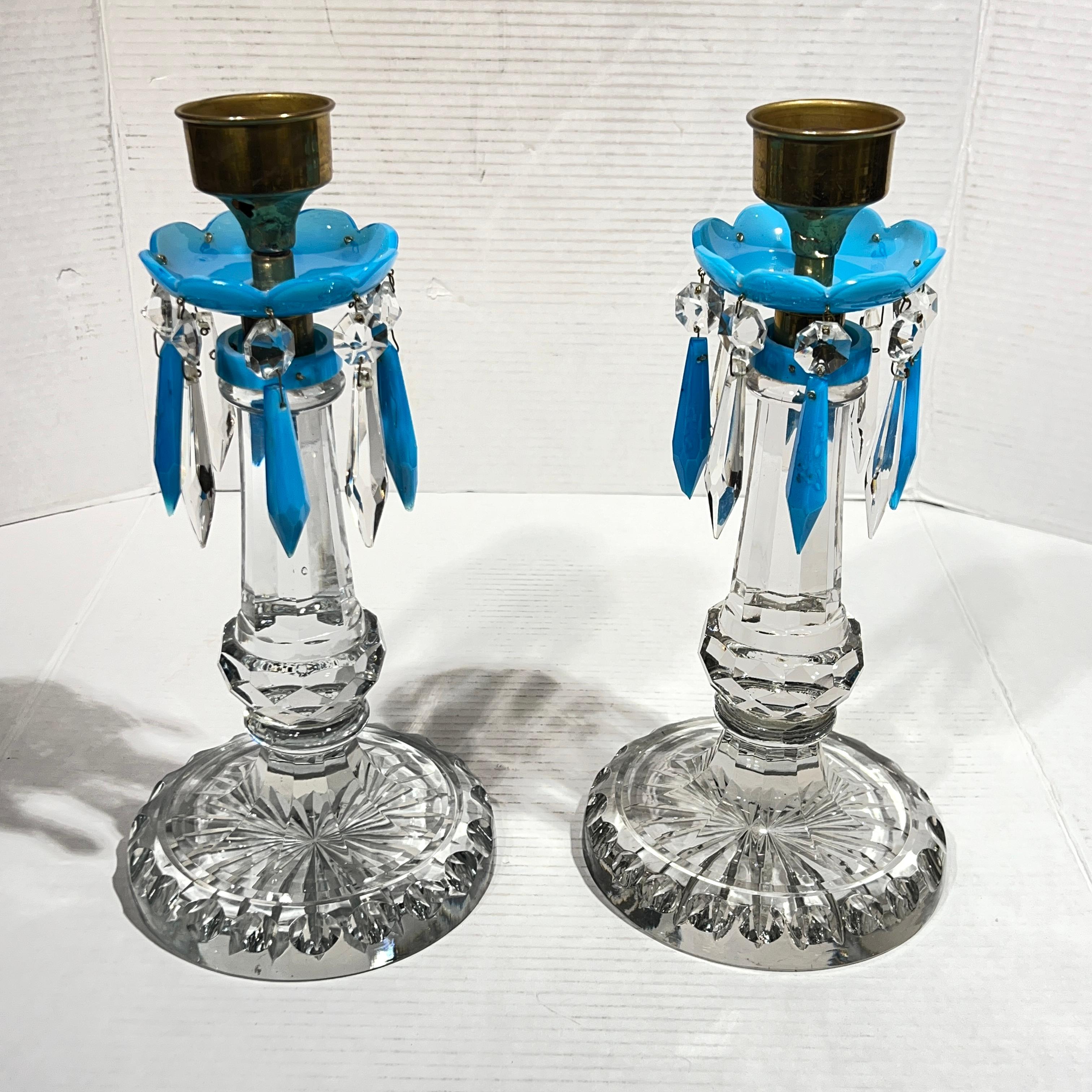Francese Coppia di candelabri in cristallo e opalino blu del XIX secolo in vendita