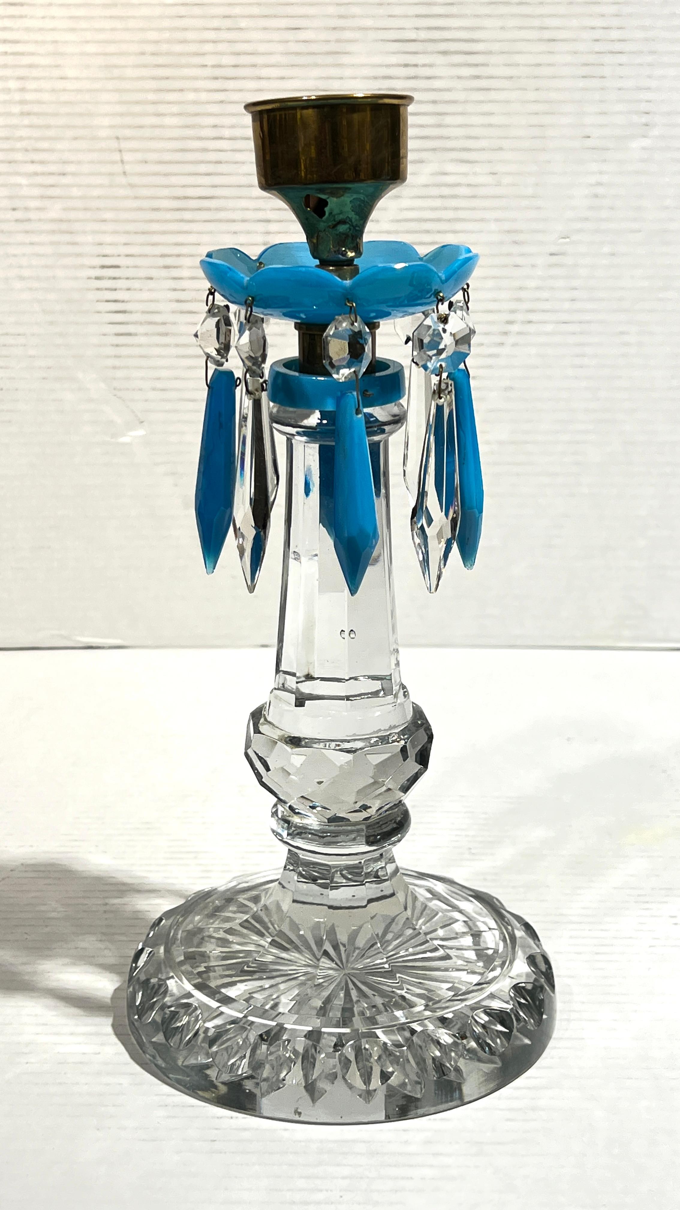 Cristallo Coppia di candelabri in cristallo e opalino blu del XIX secolo in vendita
