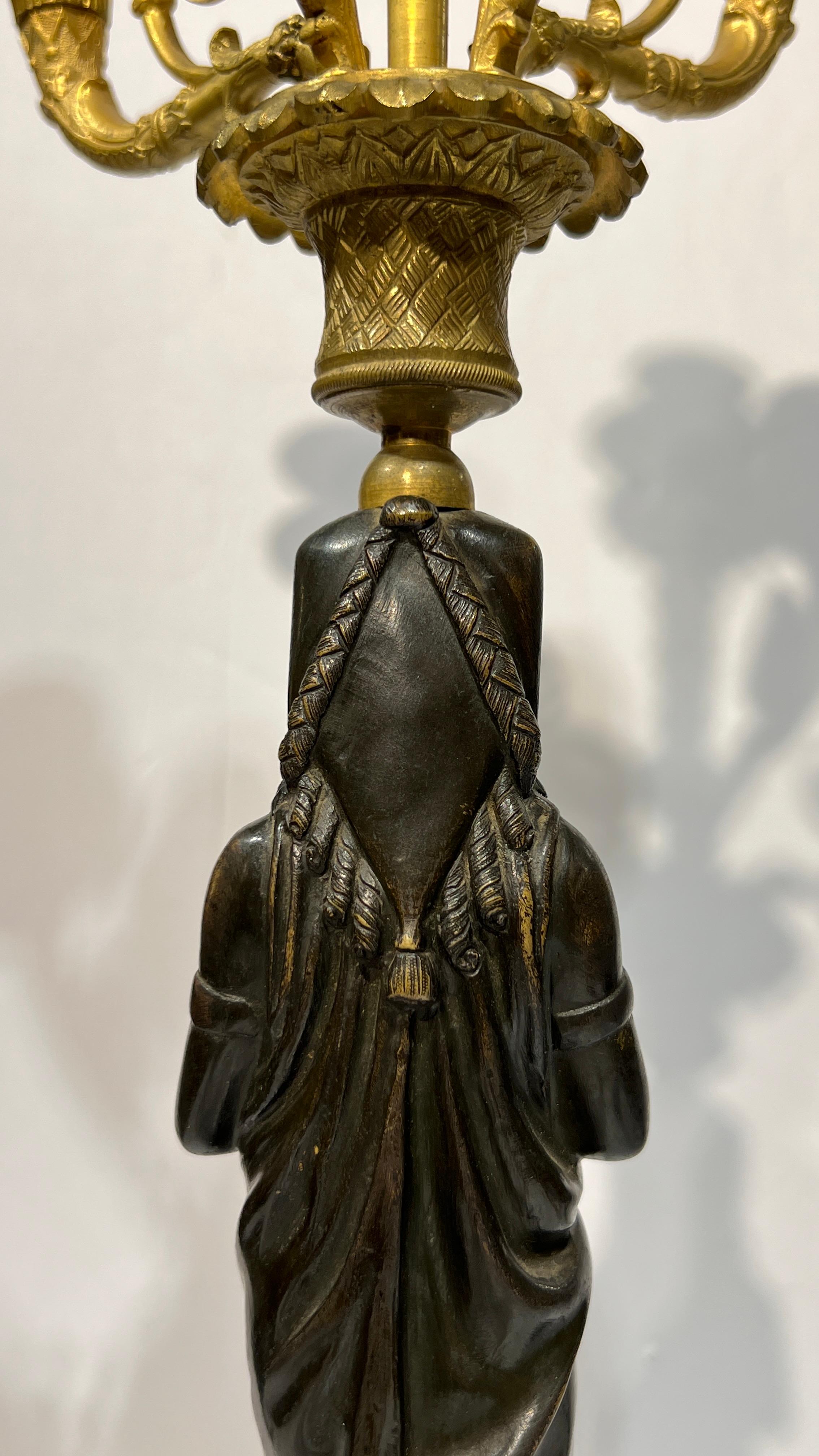 Coppia di lampade a candelabro impero francese del XIX secolo in bronzo patinato e dorato in vendita 3