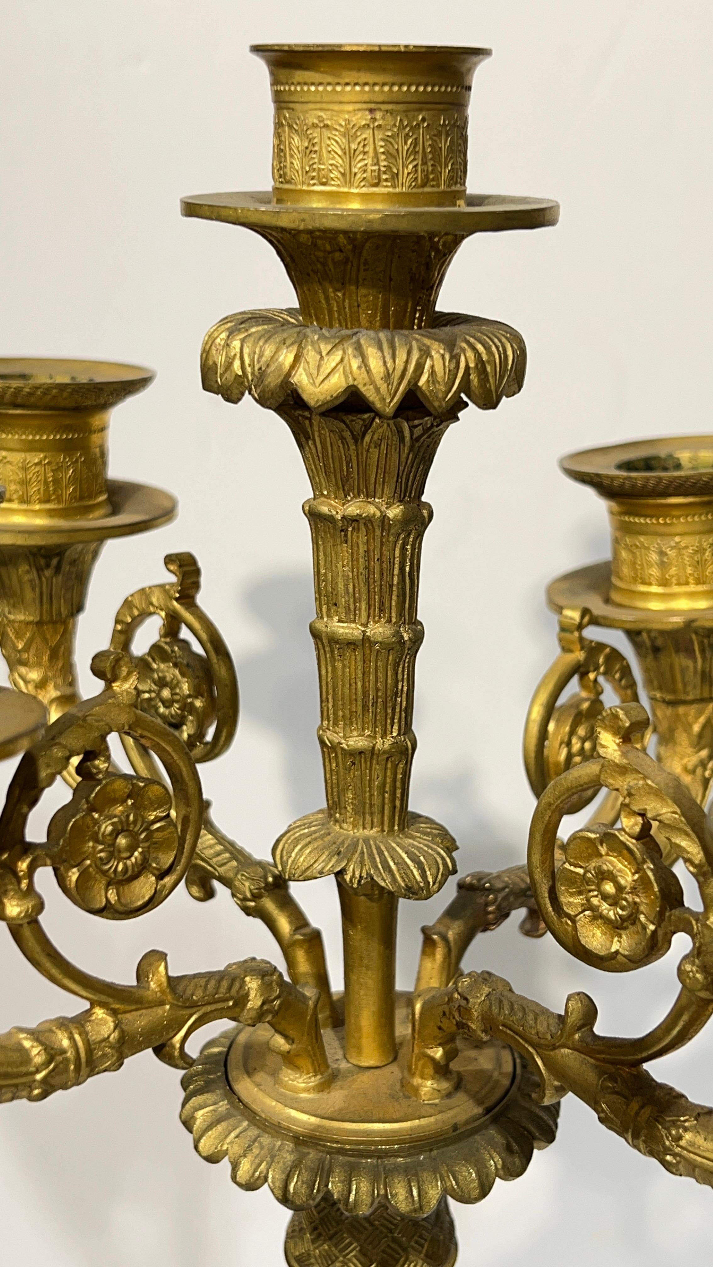 Coppia di lampade a candelabro impero francese del XIX secolo in bronzo patinato e dorato in vendita 4