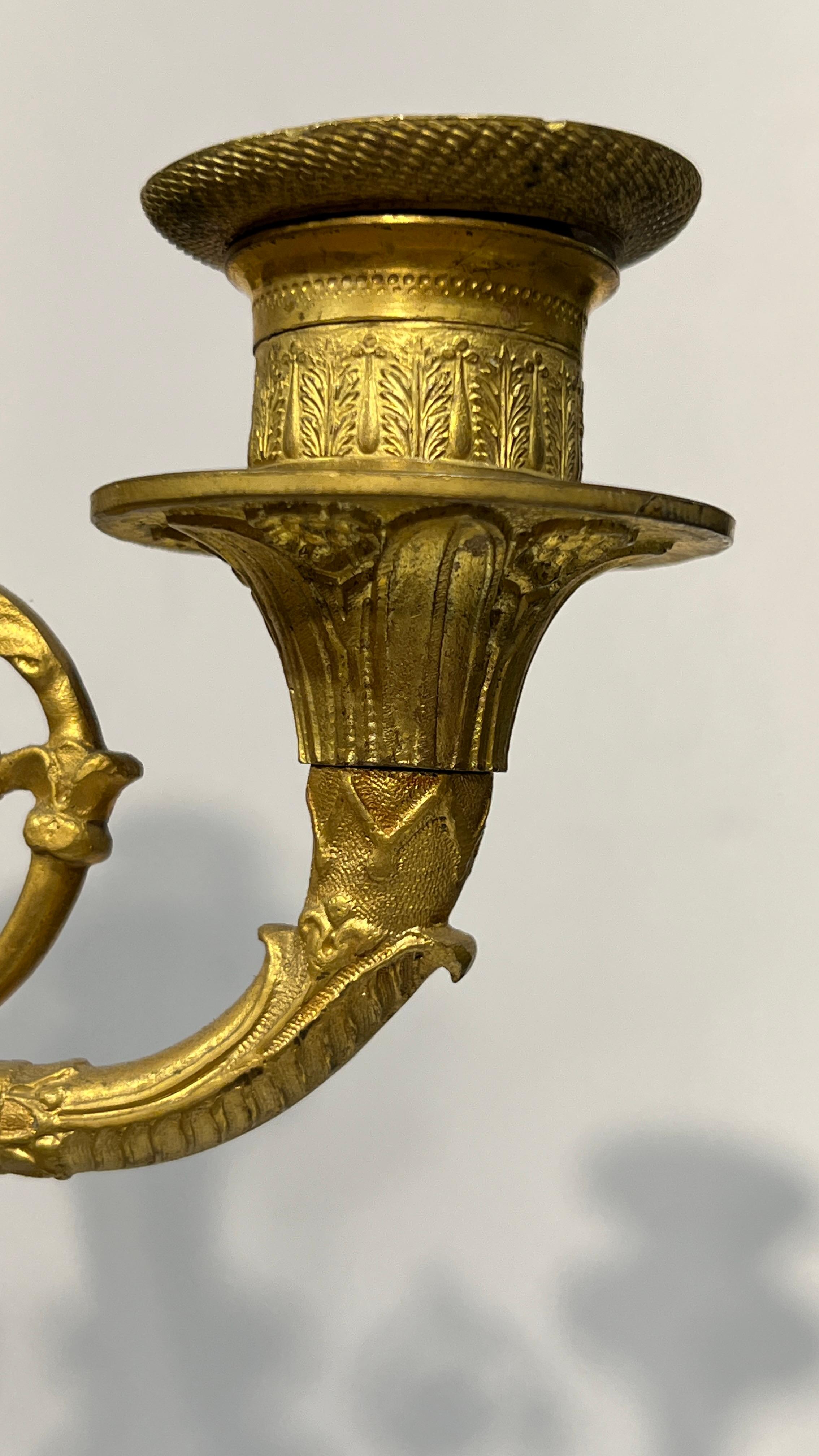Coppia di lampade a candelabro impero francese del XIX secolo in bronzo patinato e dorato in vendita 5