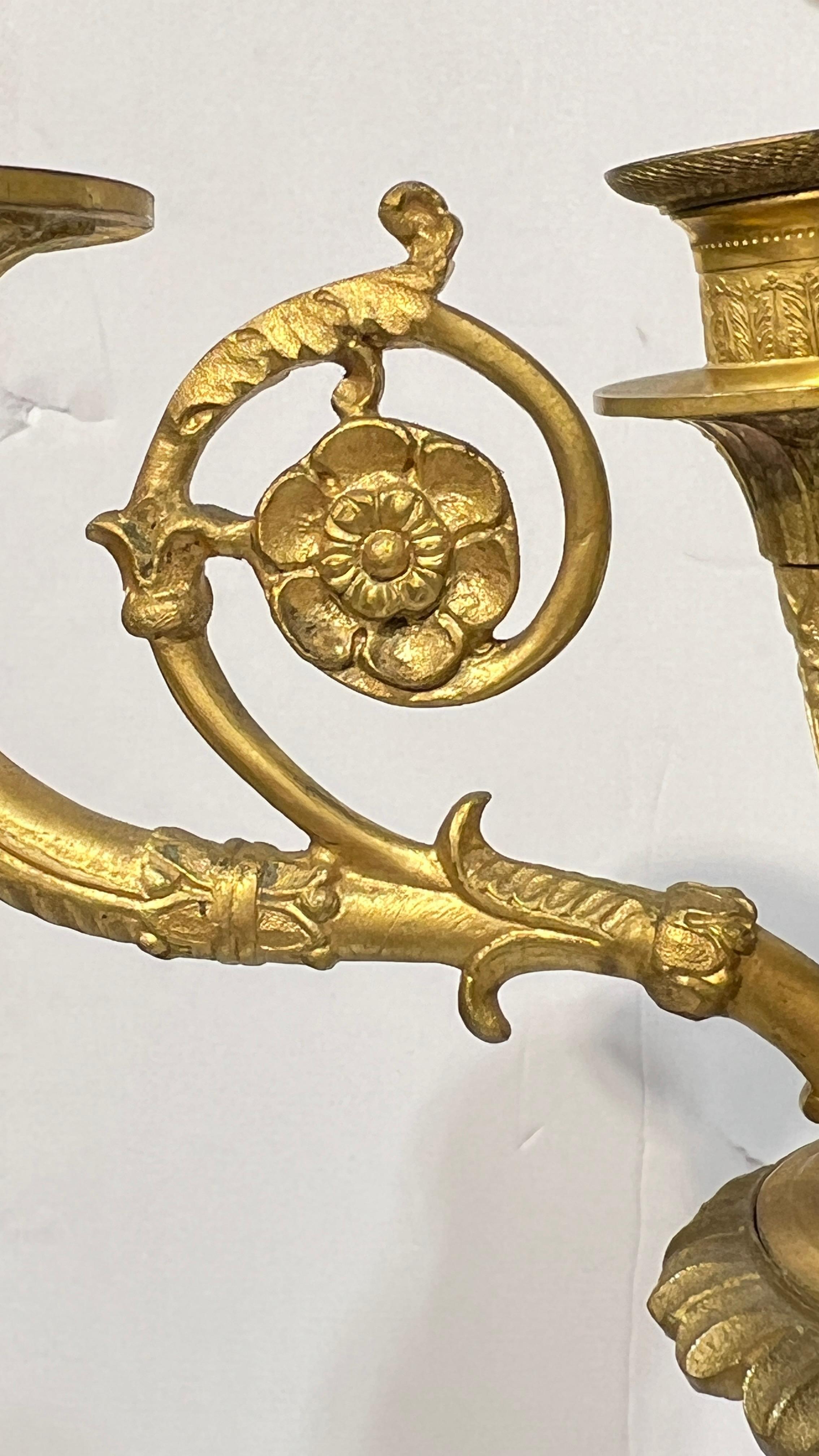 Coppia di lampade a candelabro impero francese del XIX secolo in bronzo patinato e dorato in vendita 6