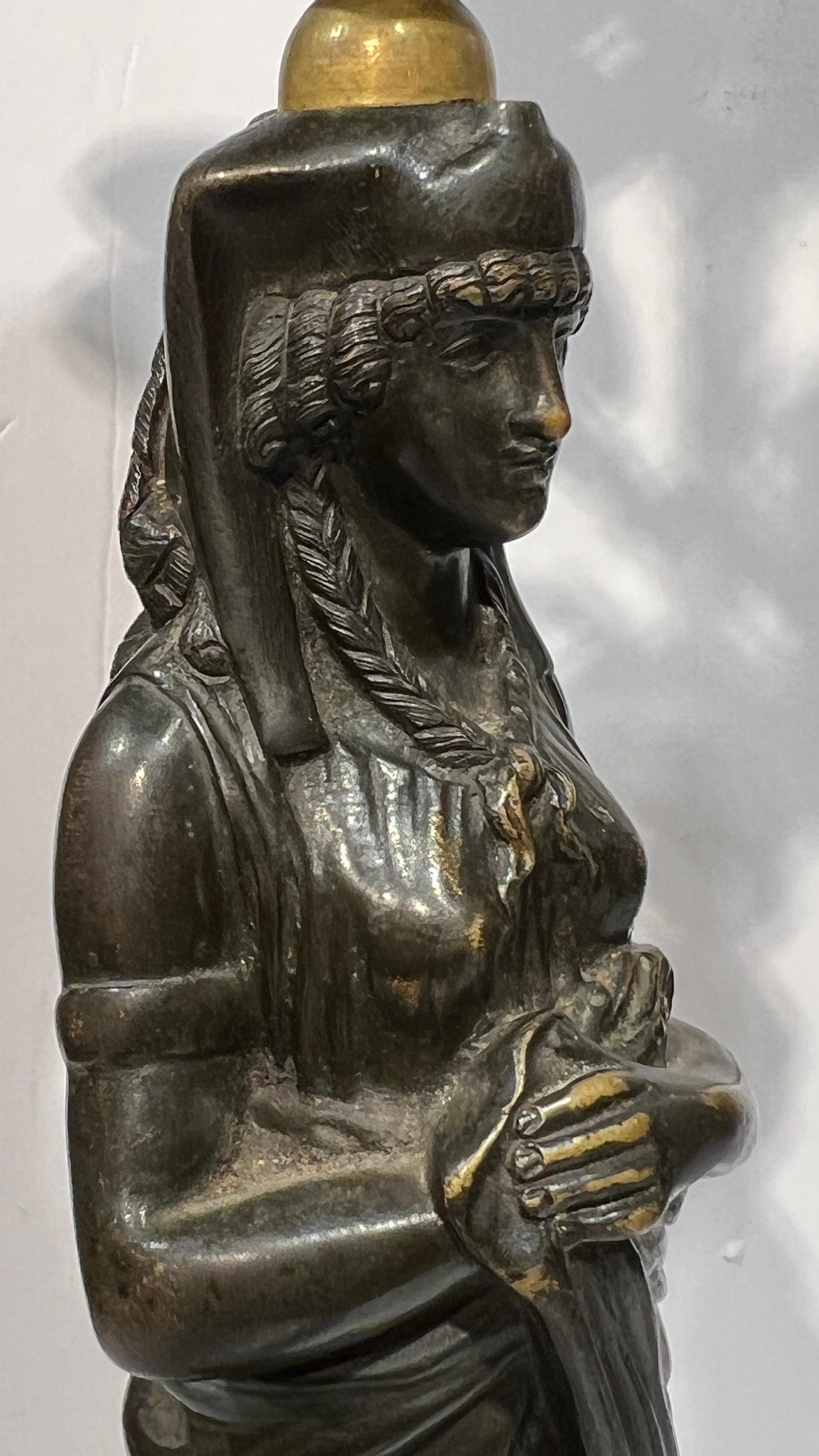 Coppia di lampade a candelabro impero francese del XIX secolo in bronzo patinato e dorato in vendita 7