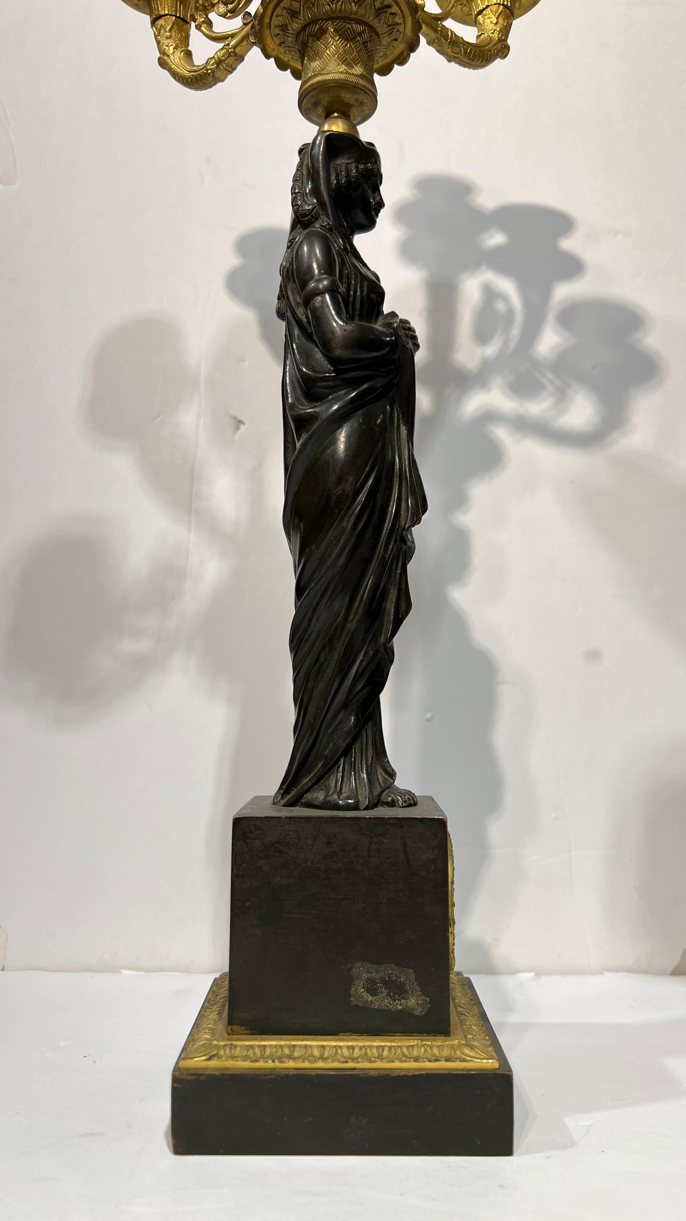 Coppia di lampade a candelabro impero francese del XIX secolo in bronzo patinato e dorato in vendita 8