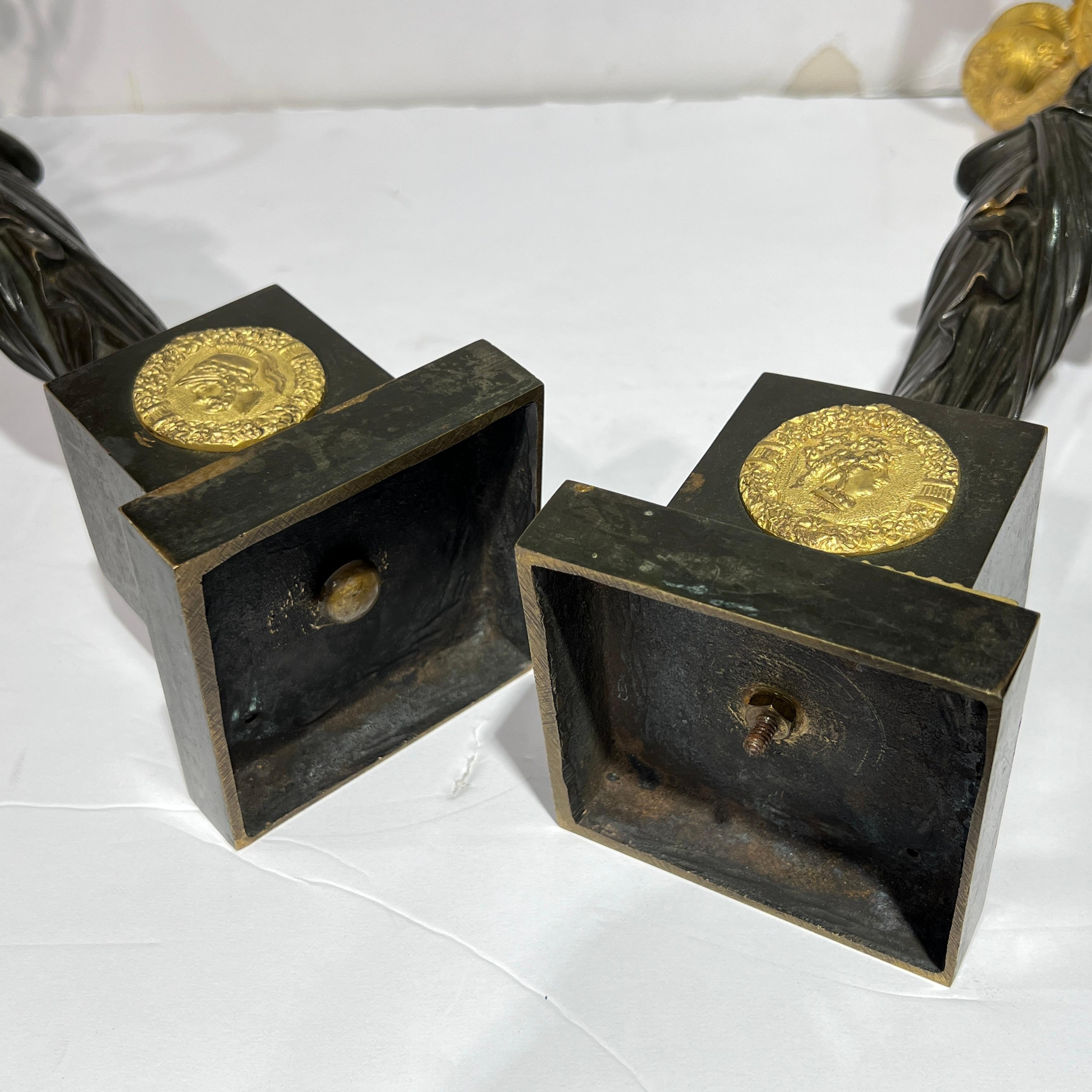 Coppia di lampade a candelabro impero francese del XIX secolo in bronzo patinato e dorato in vendita 9