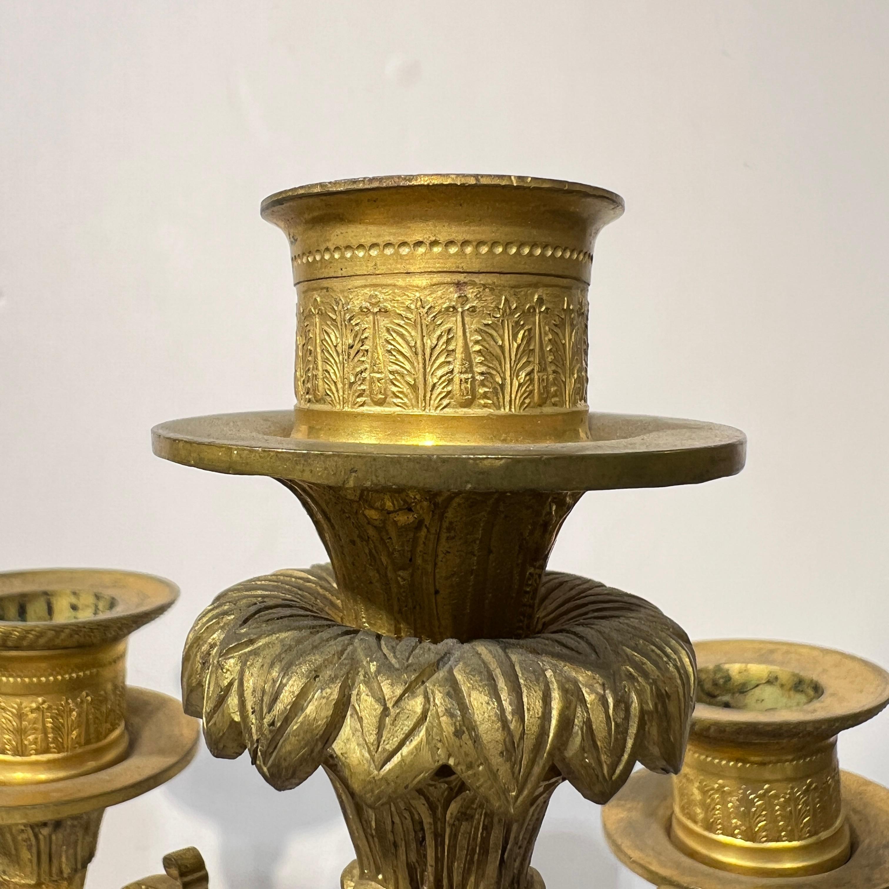Coppia di lampade a candelabro impero francese del XIX secolo in bronzo patinato e dorato in vendita 11