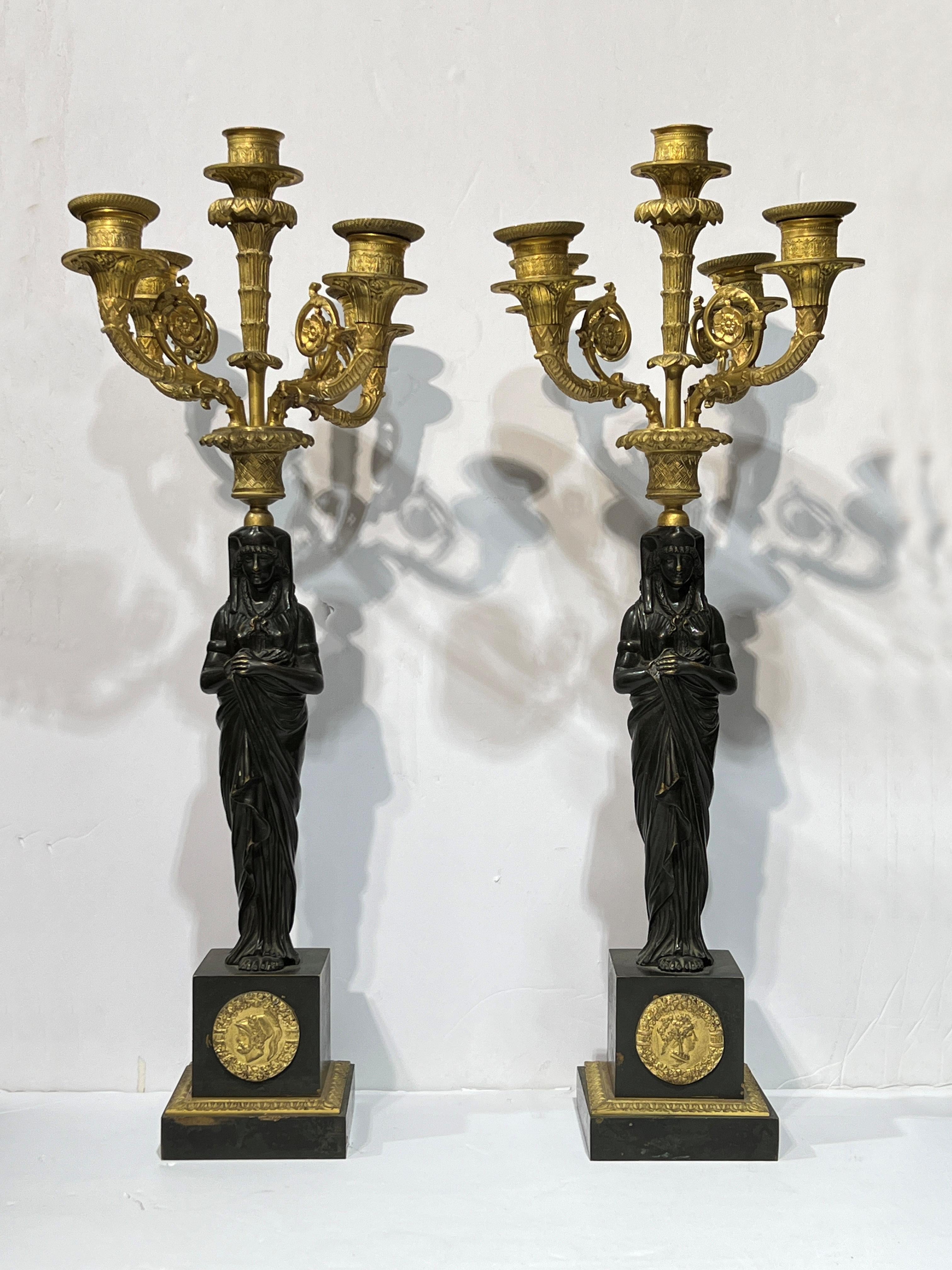 Neoimpero Coppia di lampade a candelabro impero francese del XIX secolo in bronzo patinato e dorato in vendita
