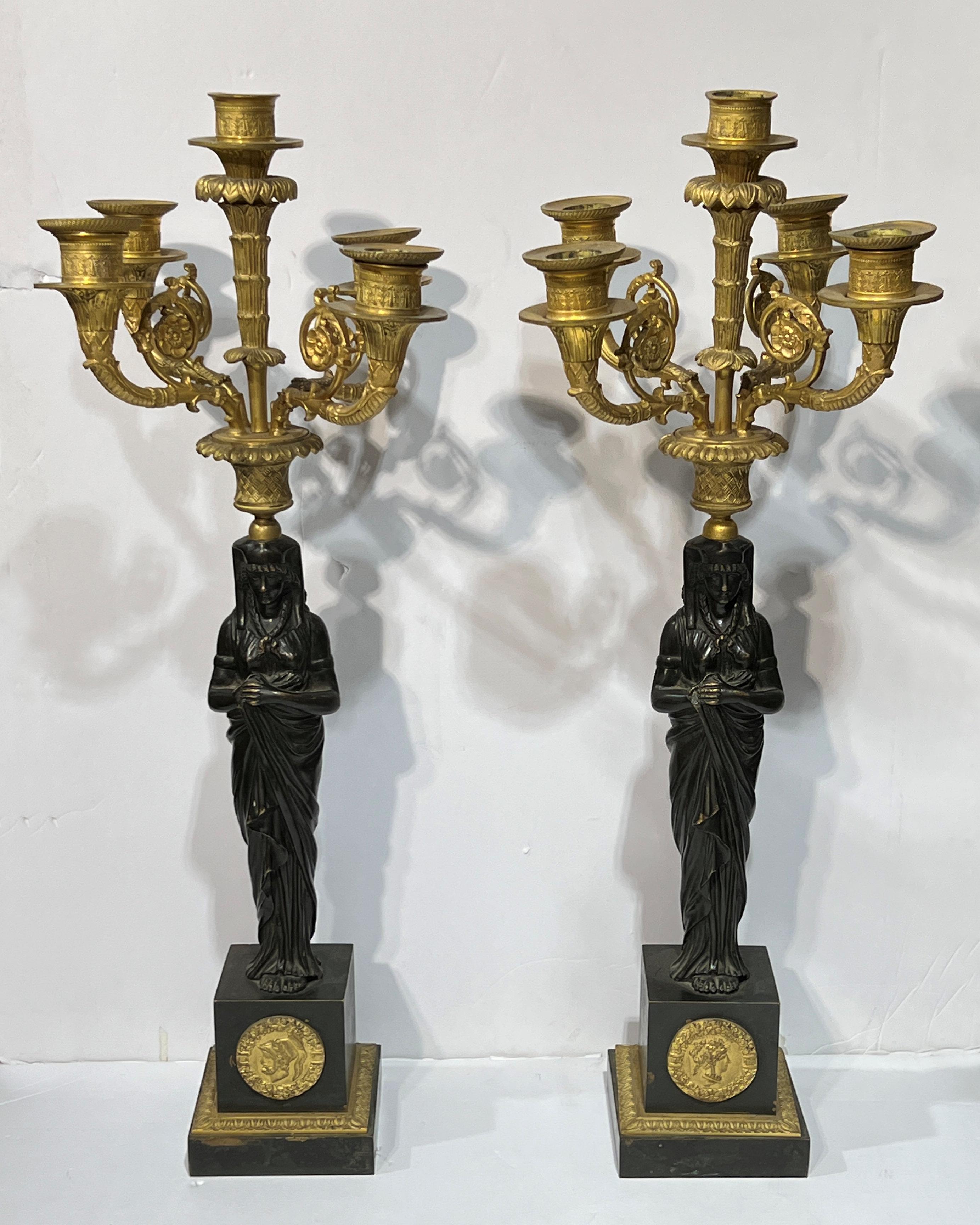Francese Coppia di lampade a candelabro impero francese del XIX secolo in bronzo patinato e dorato in vendita