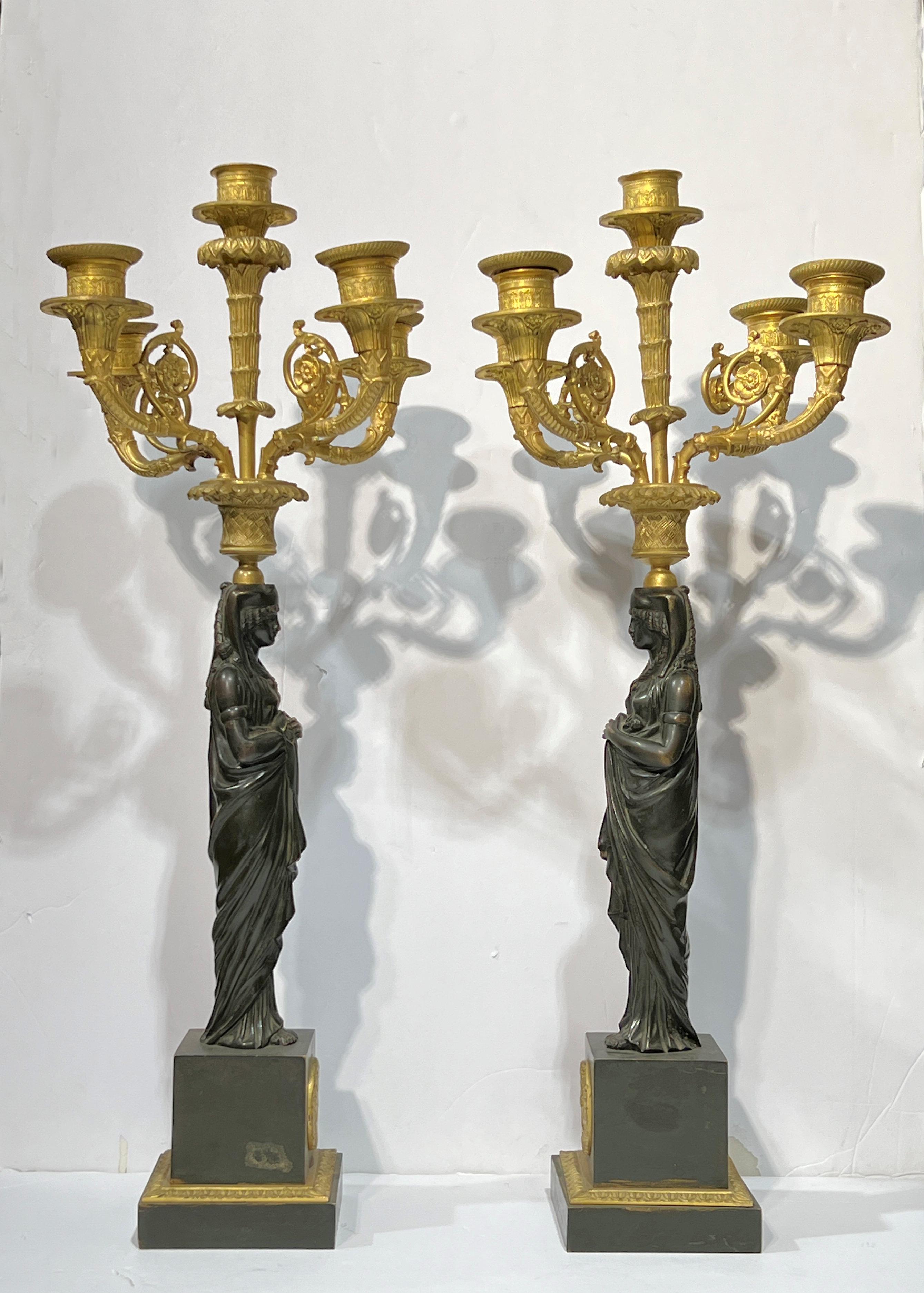 Dorato Coppia di lampade a candelabro impero francese del XIX secolo in bronzo patinato e dorato in vendita