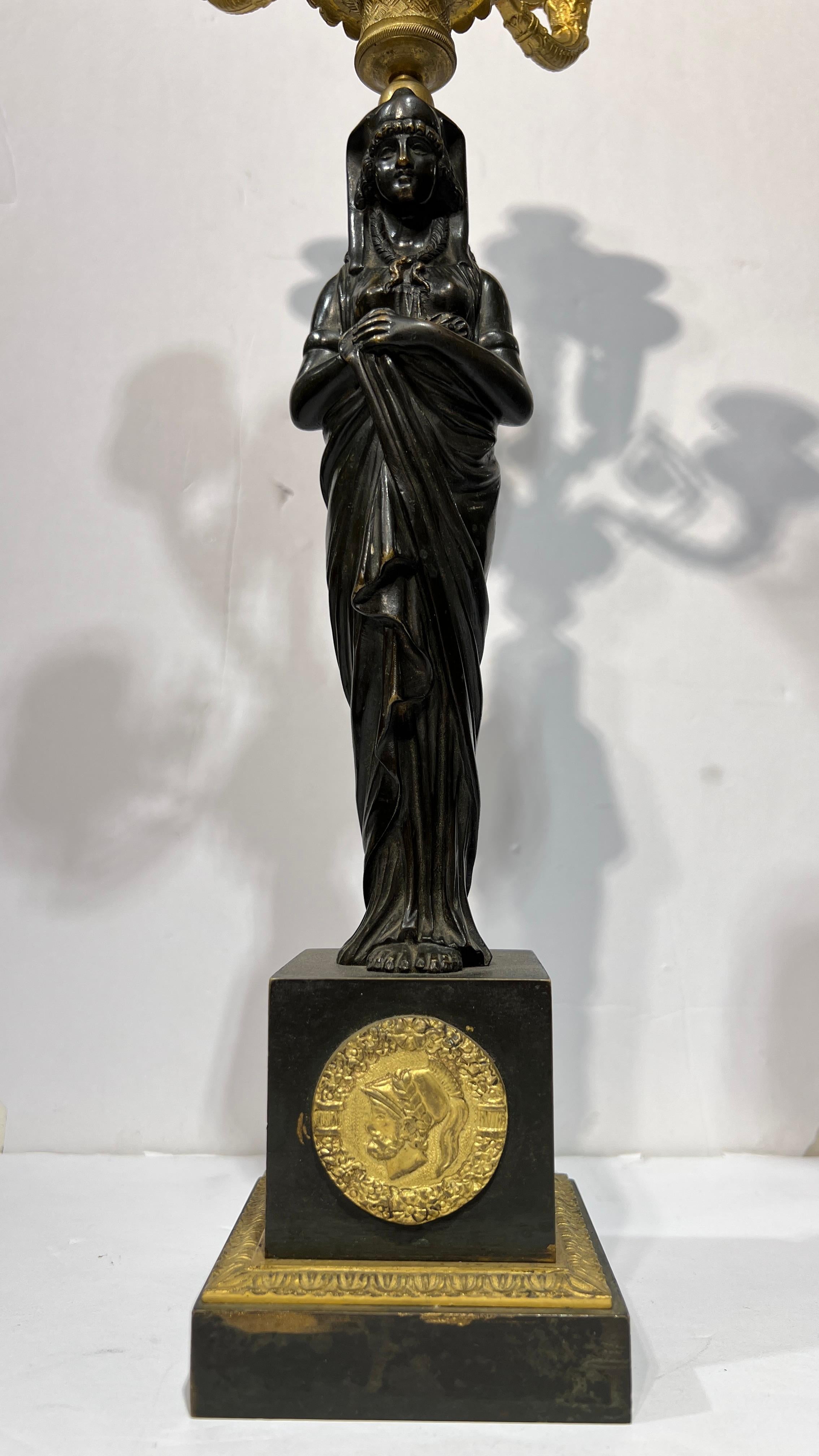 Bronzo Coppia di lampade a candelabro impero francese del XIX secolo in bronzo patinato e dorato in vendita