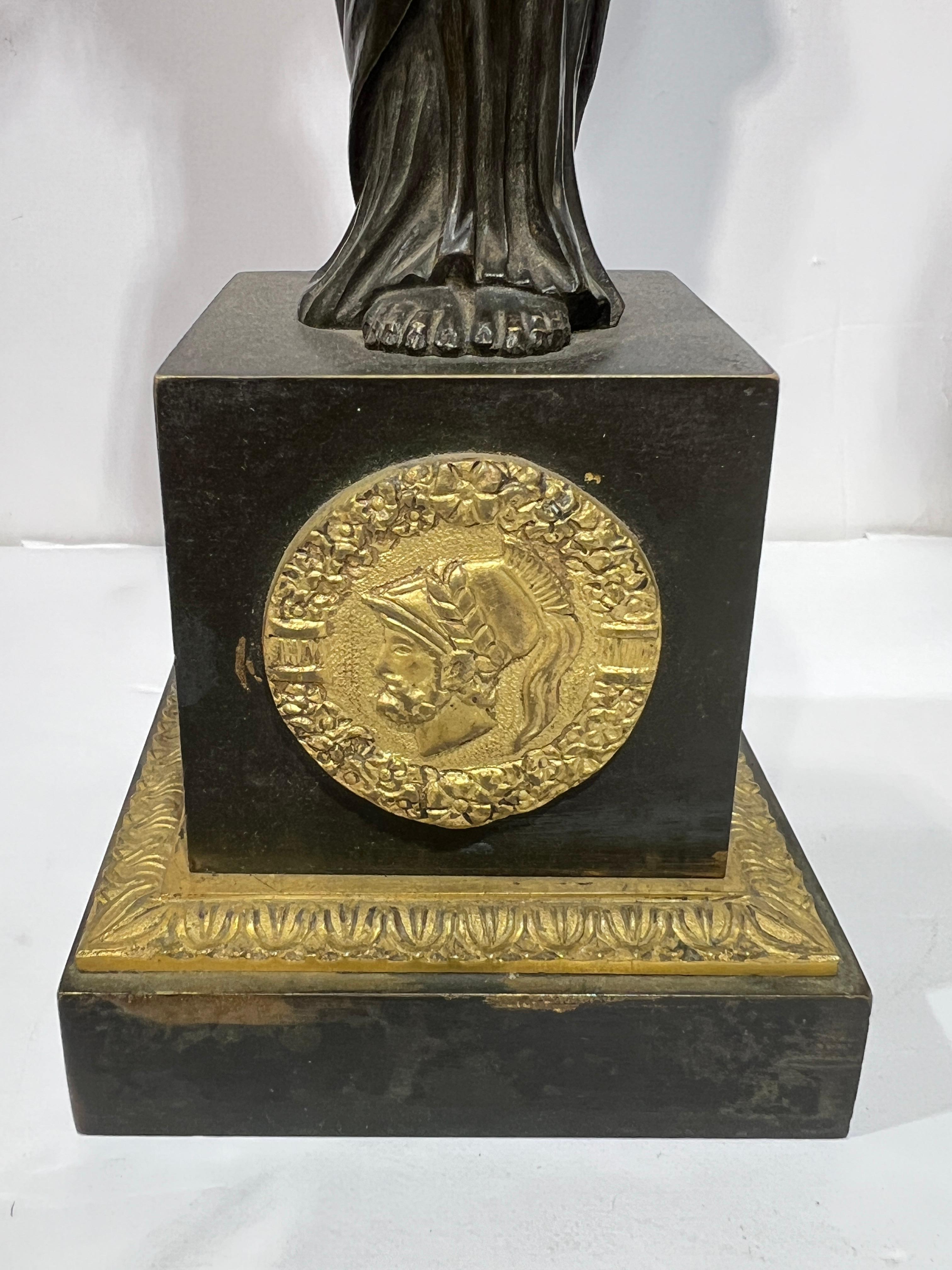 Coppia di lampade a candelabro impero francese del XIX secolo in bronzo patinato e dorato in vendita 1