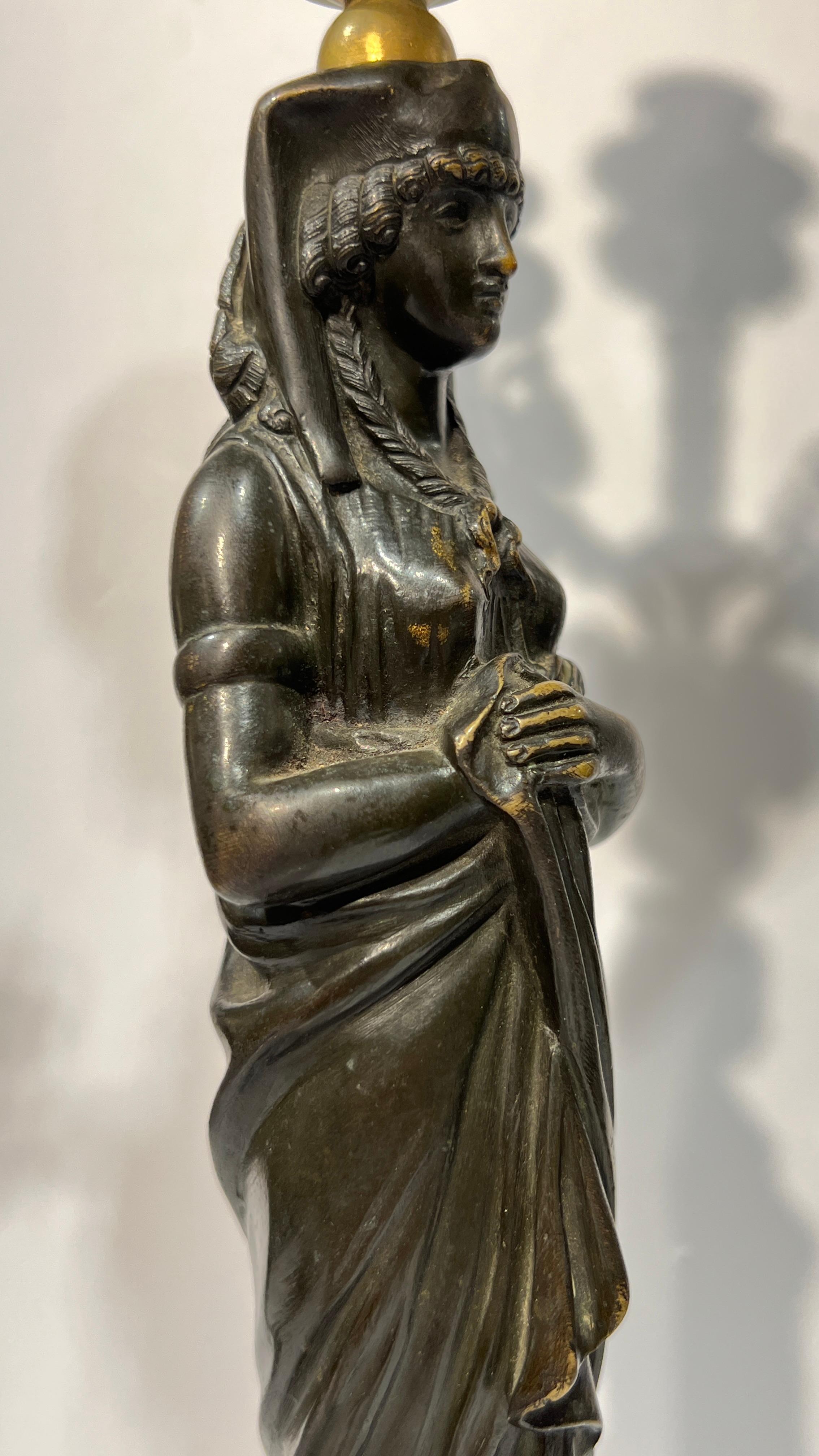 Coppia di lampade a candelabro impero francese del XIX secolo in bronzo patinato e dorato in vendita 2