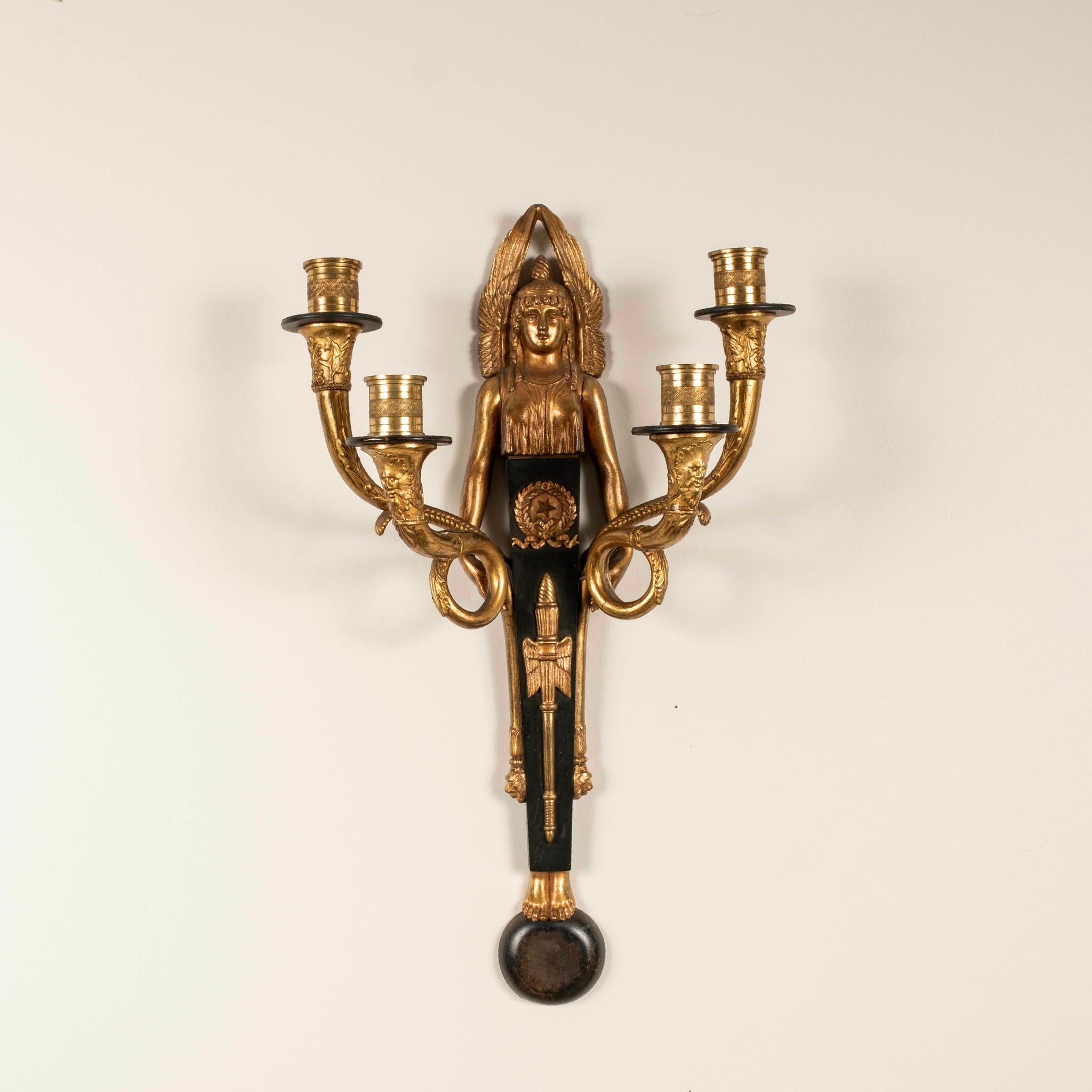 Paire d'appliques murales à quatre bras en bronze doré de style Empire français du XIXe siècle.