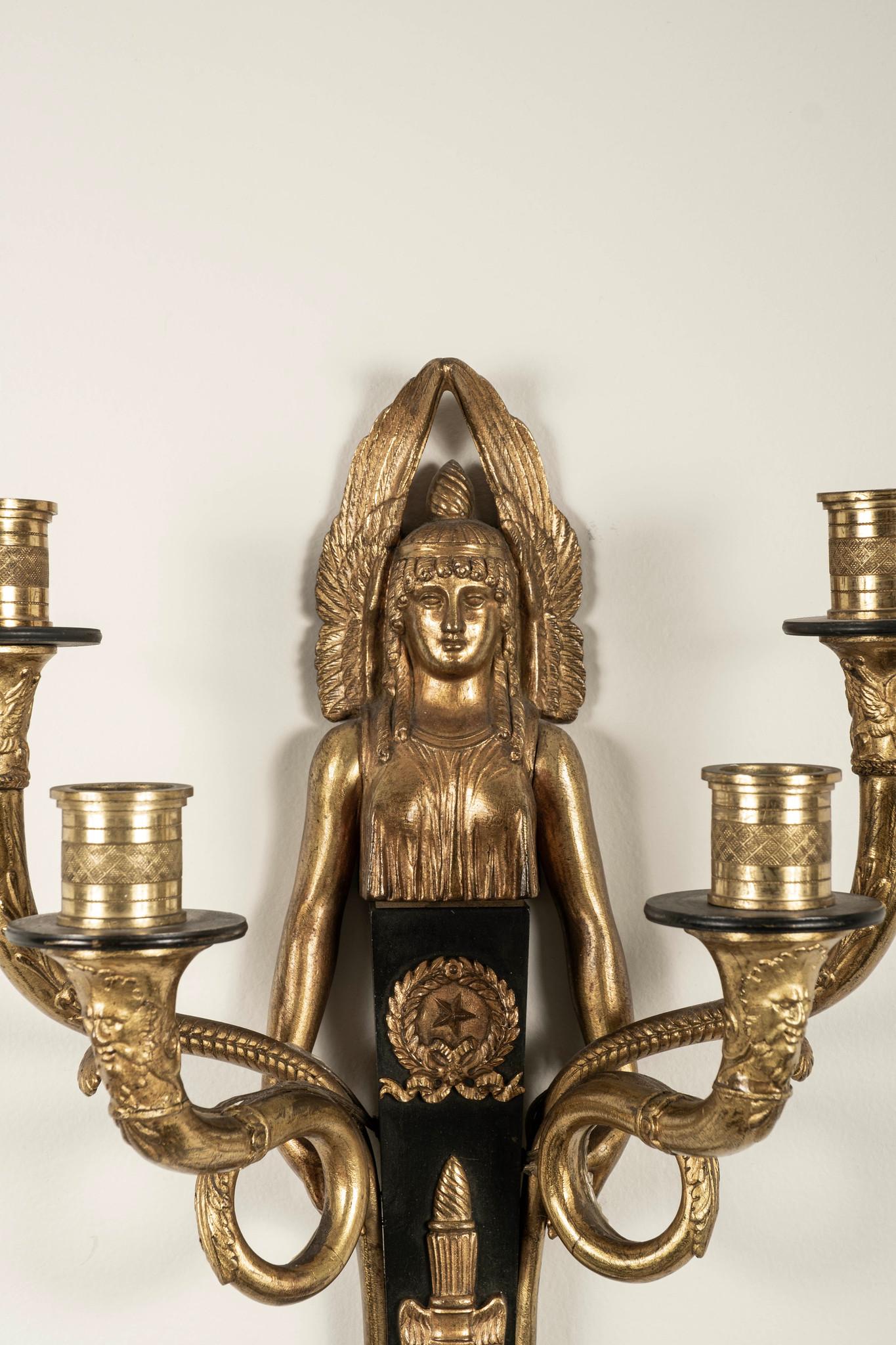 Français Paire d'appliques en bronze doré Empire du XIXe siècle en vente