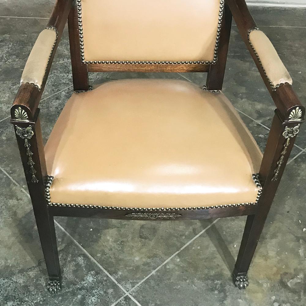 Paire de fauteuils Empire français en acajou du 19ème siècle avec montures en cuir et bronze en vente 2