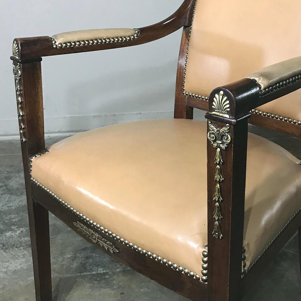 Paire de fauteuils Empire français en acajou du 19ème siècle avec montures en cuir et bronze en vente 3