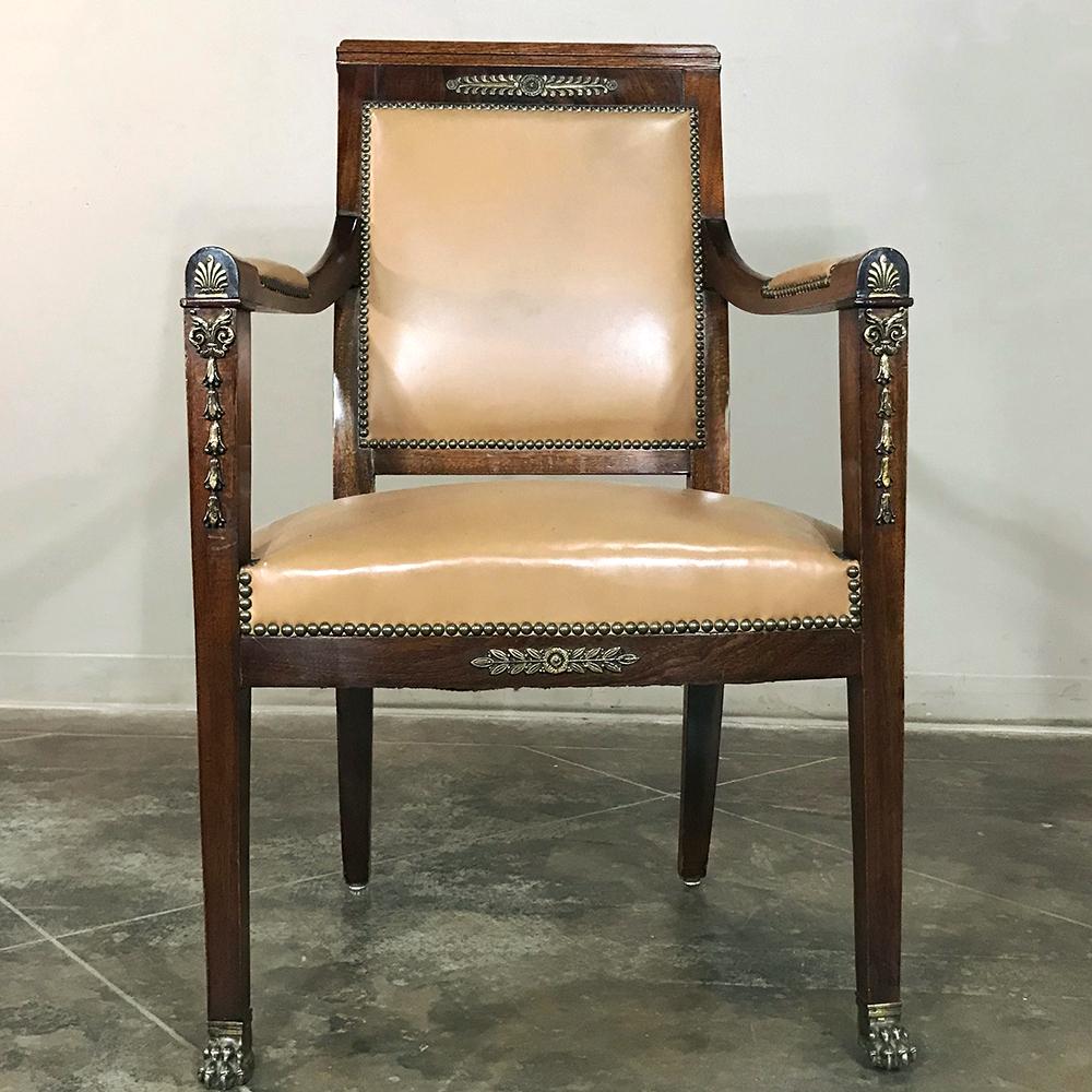 Paire de fauteuils Empire en acajou du 19e siècle avec cuir et montures en bronze en vente 4
