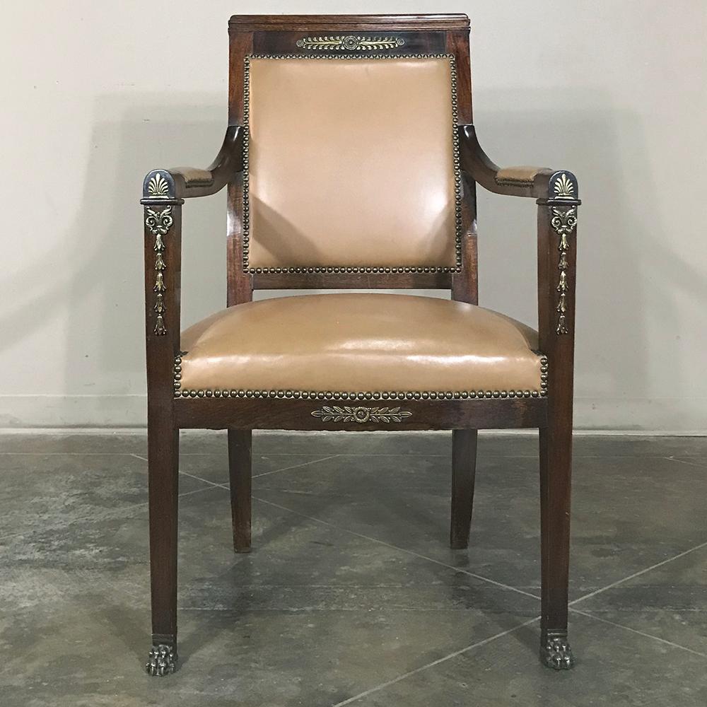 Paar französische Empire-Mahagoni-Sessel des 19. Jahrhunderts mit Leder- und Bronzebeschlägen im Angebot 6