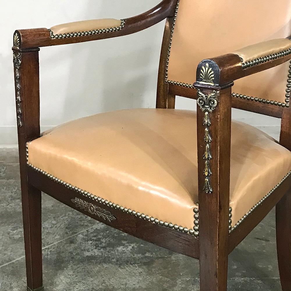 Paire de fauteuils Empire en acajou du 19e siècle avec cuir et montures en bronze en vente 5