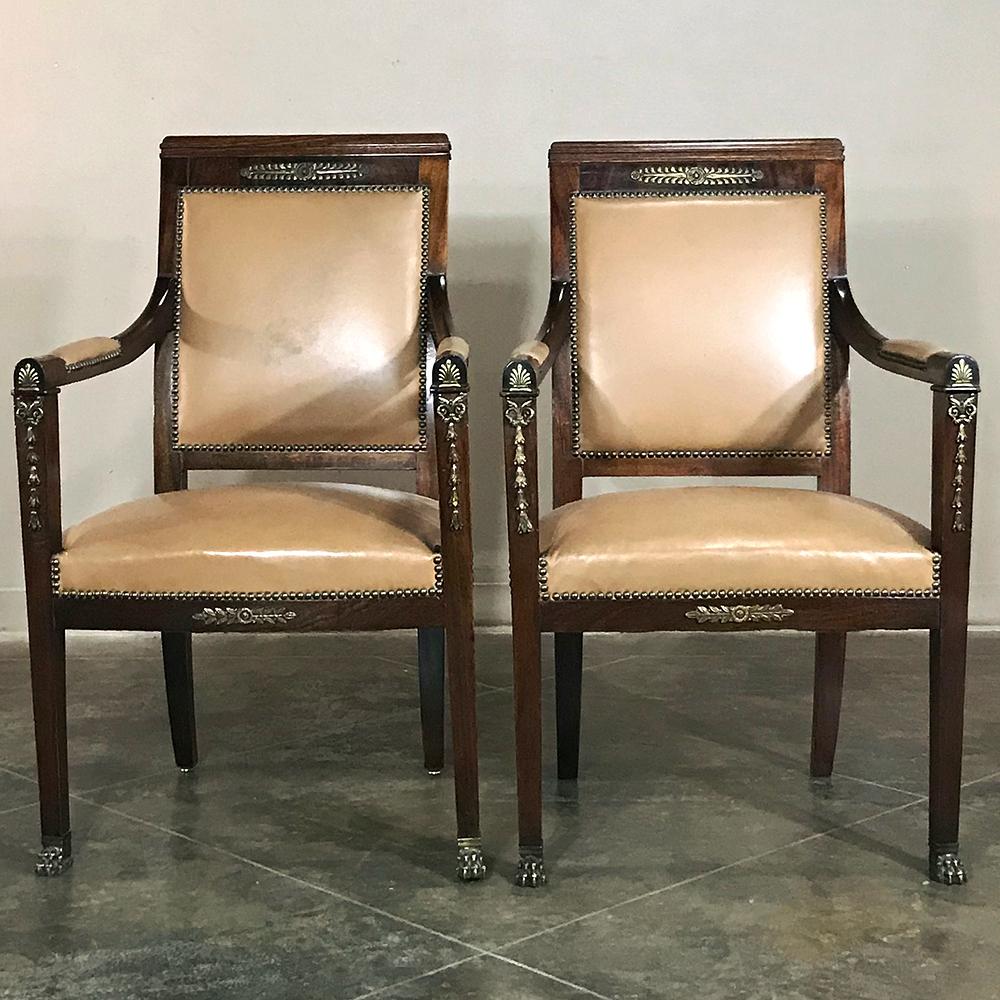 Paire de fauteuils Empire du 19ème siècle en acajou avec cuir et montures en bronze sont idéaux pour la salle de conférence, un environnement de bureau, une grande table de jeu, ou tout simplement à utiliser dans la maison pour créer des groupes de