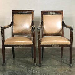 Pareja de Sillones Imperio Francés de Caoba del Siglo XIX con Monturas de Cuero y Bronce