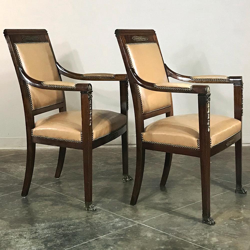 Français Paire de fauteuils Empire en acajou du 19e siècle avec cuir et montures en bronze en vente