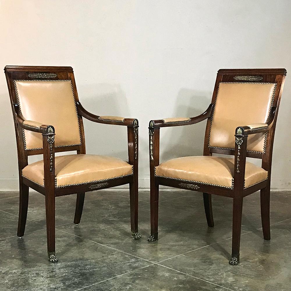 Paire de fauteuils Empire en acajou du 19e siècle avec cuir et montures en bronze Bon état - En vente à Dallas, TX