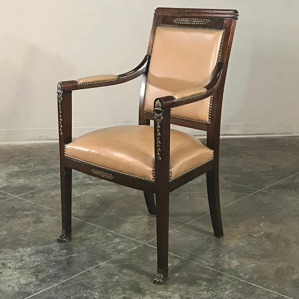 XIXe siècle Paire de fauteuils Empire français en acajou du 19ème siècle avec montures en cuir et bronze en vente