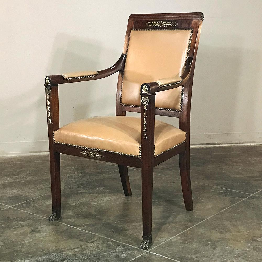 Bronze Paire de fauteuils Empire en acajou du 19e siècle avec cuir et montures en bronze en vente